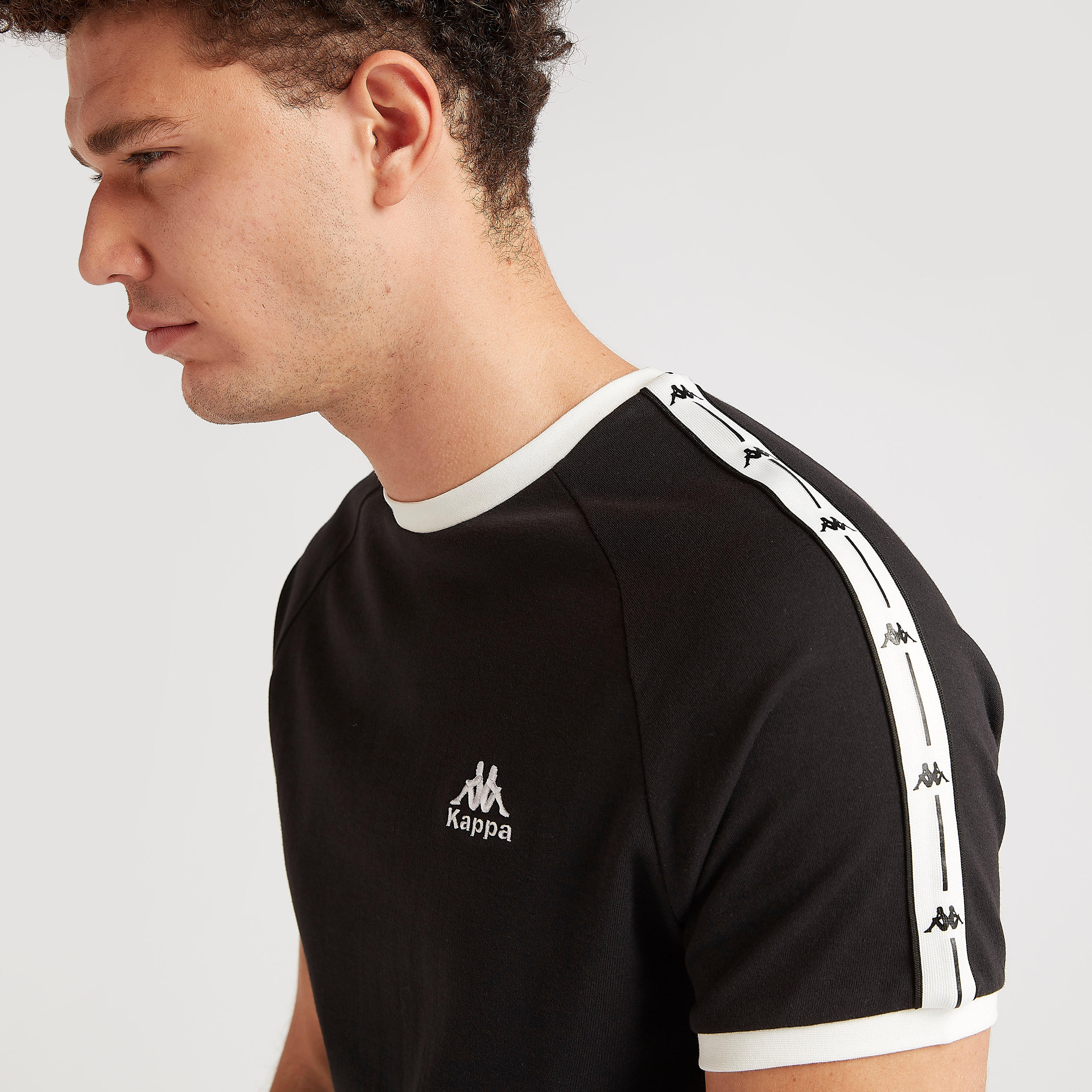 تيشيرت بياقة ضيقة وأكمام قصيرة وطبعات شعار من كابا-men-clothing-sportswearandactivewear-tshirtsandpolos-image-5