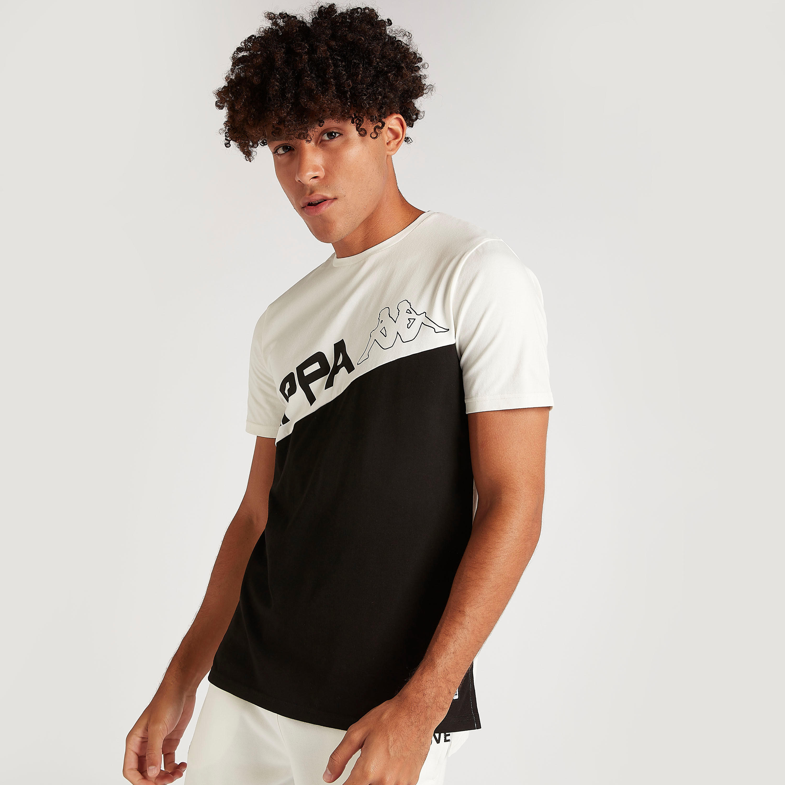 تيشيرت بطبعات وياقة ضيّقة وأكمام قصيرة من كابا-men-clothing-sportswearandactivewear-tshirtsandpolos-image-1