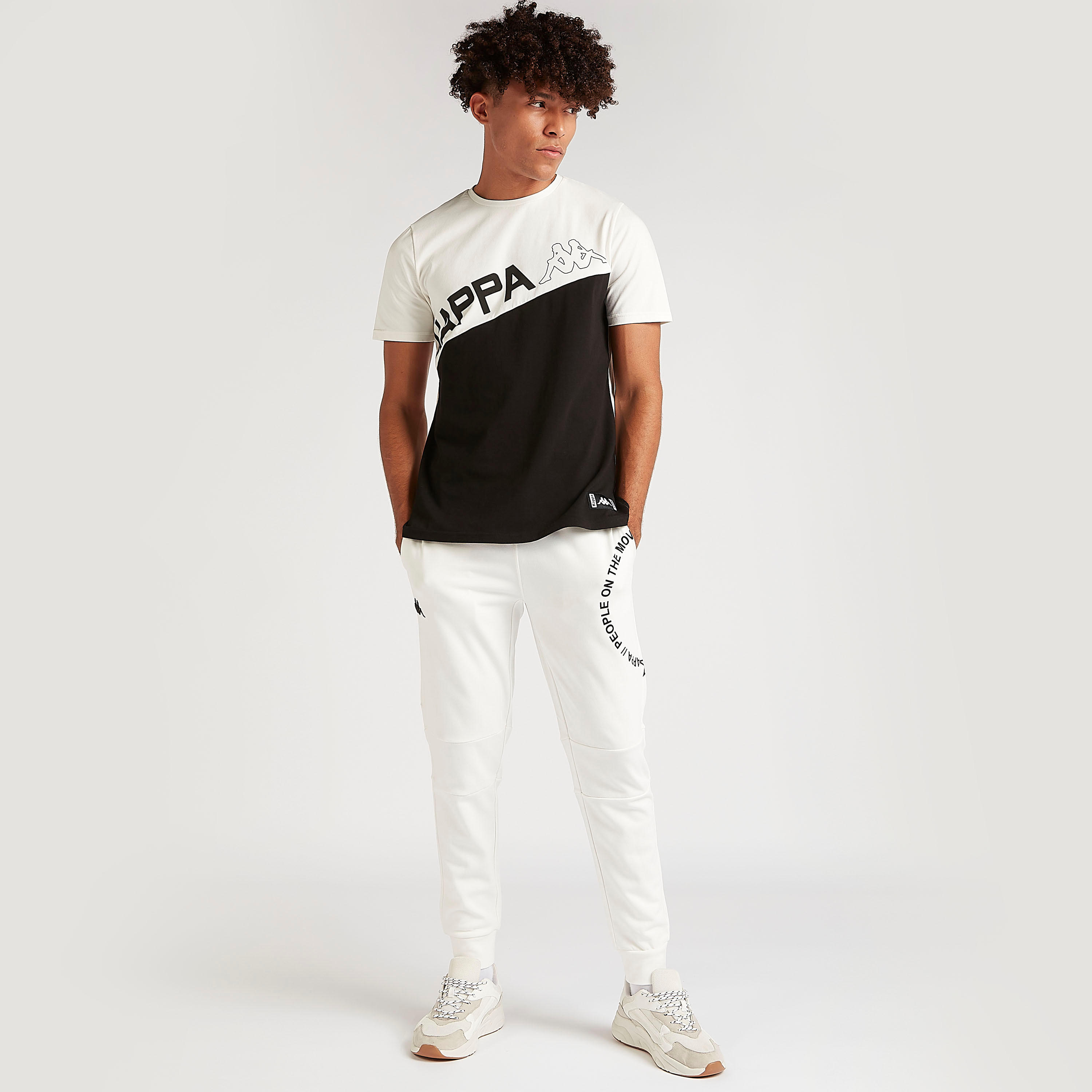 تيشيرت بطبعات وياقة ضيّقة وأكمام قصيرة من كابا-men-clothing-sportswearandactivewear-tshirtsandpolos-image-2