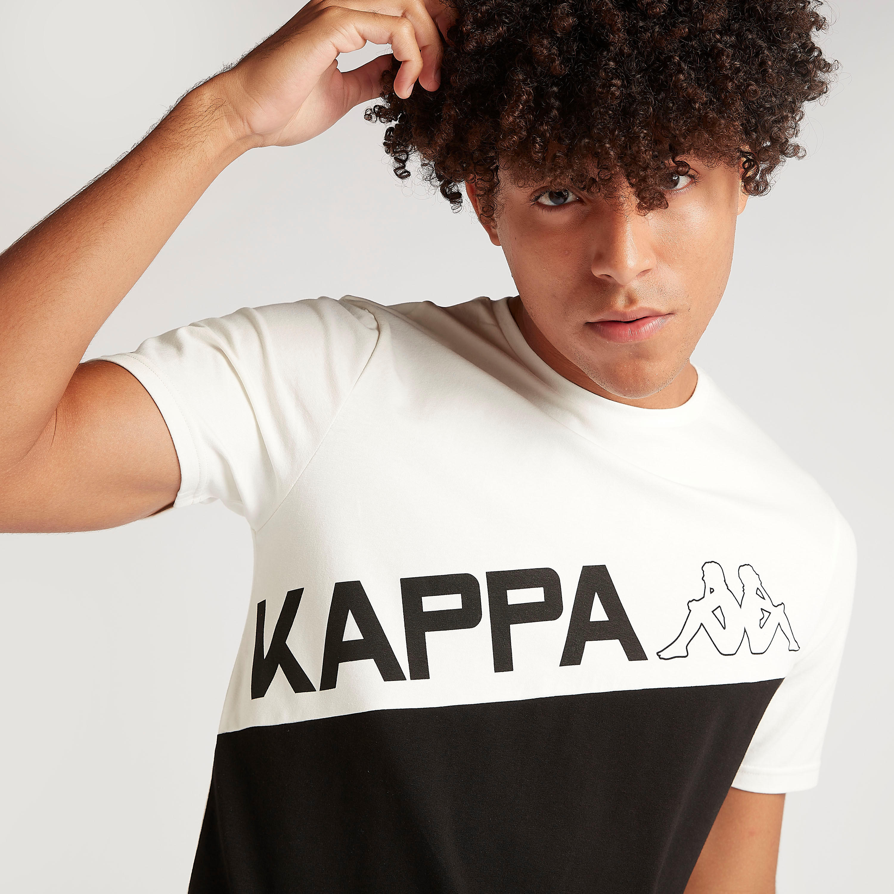 تيشيرت بطبعات وياقة ضيّقة وأكمام قصيرة من كابا-men-clothing-sportswearandactivewear-tshirtsandpolos-image-3
