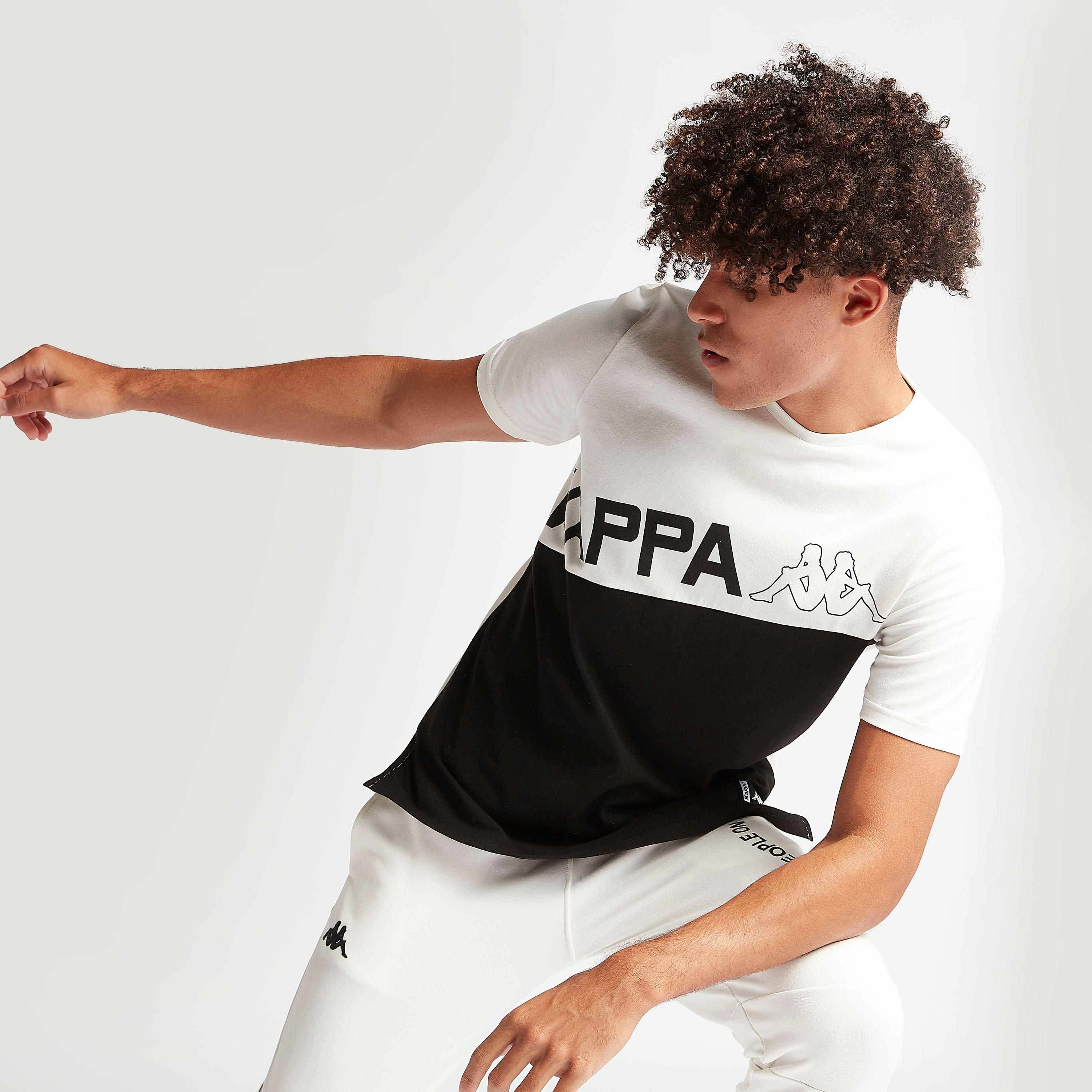 تيشيرت بطبعات وياقة ضيّقة وأكمام قصيرة من كابا-men-clothing-sportswearandactivewear-tshirtsandpolos-image-5