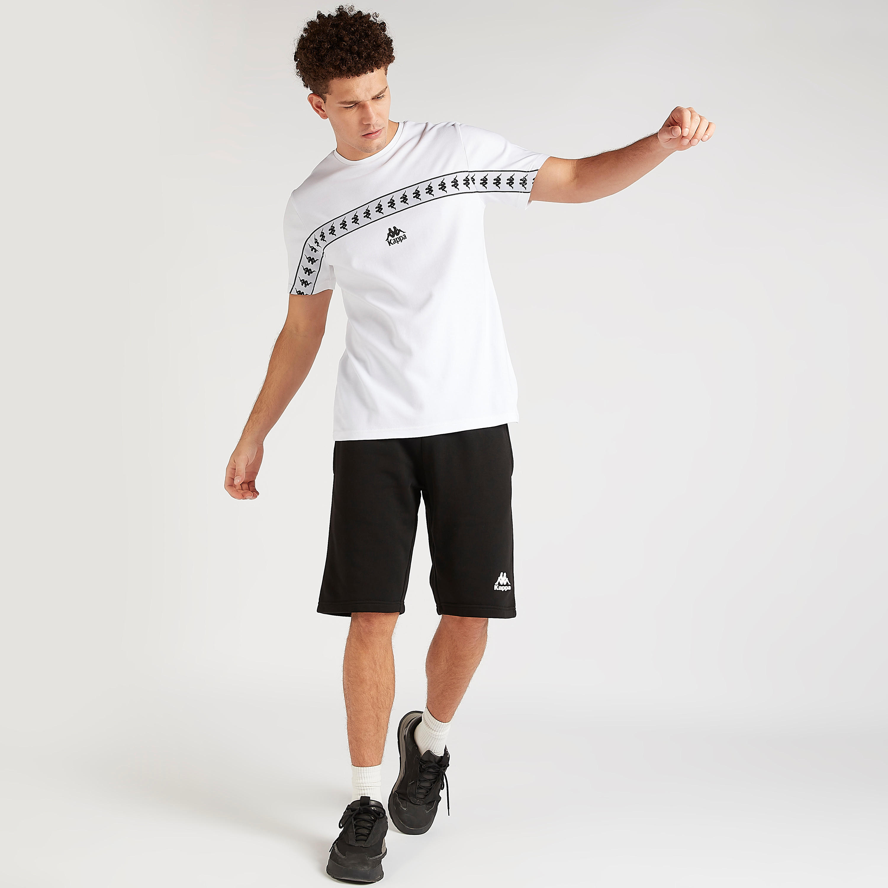 تيشيرت بطبعات وياقة ضيّقة وأكمام قصيرة من كابا-men-clothing-sportswearandactivewear-tshirtsandpolos-image-2