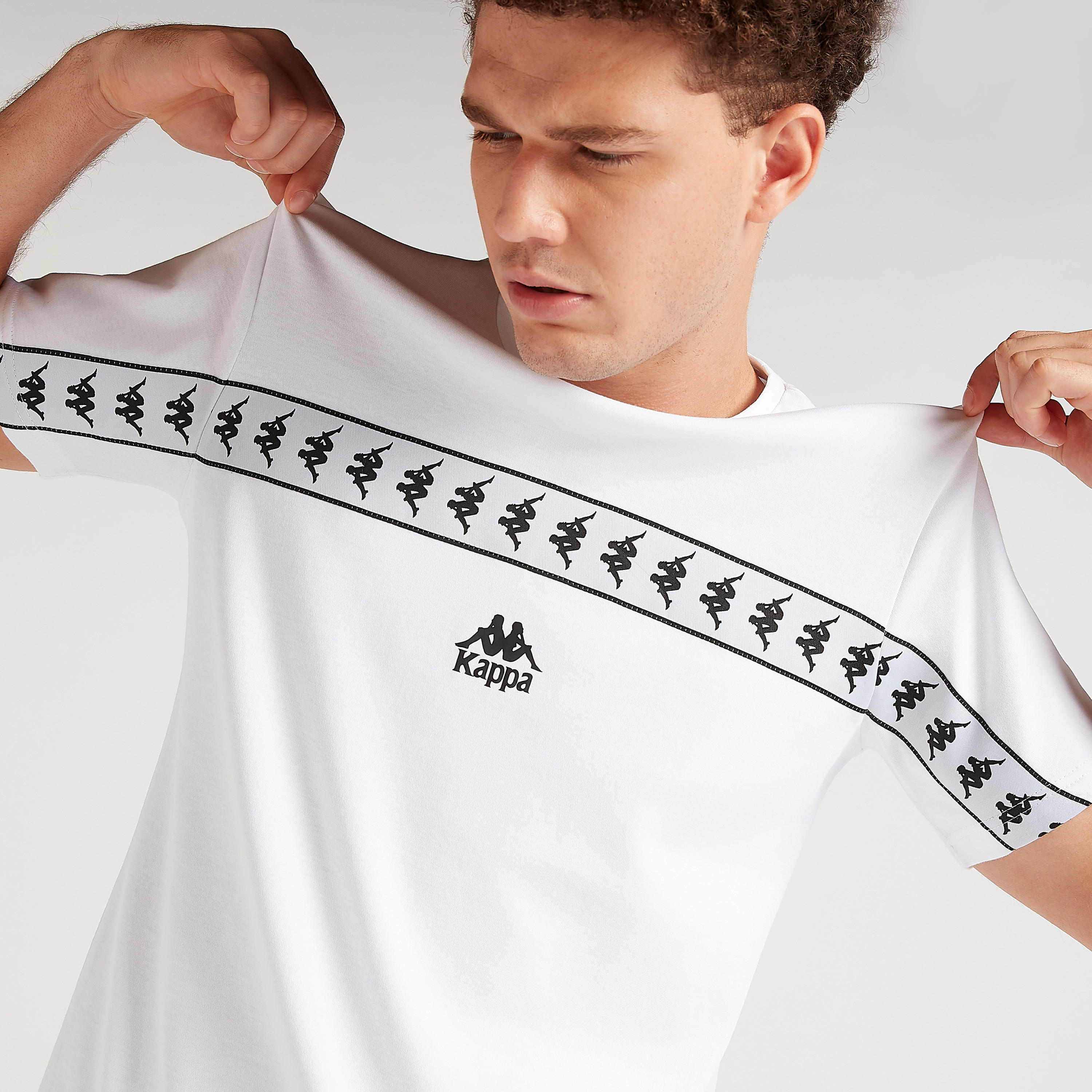 تيشيرت بطبعات وياقة ضيّقة وأكمام قصيرة من كابا-men-clothing-sportswearandactivewear-tshirtsandpolos-image-3