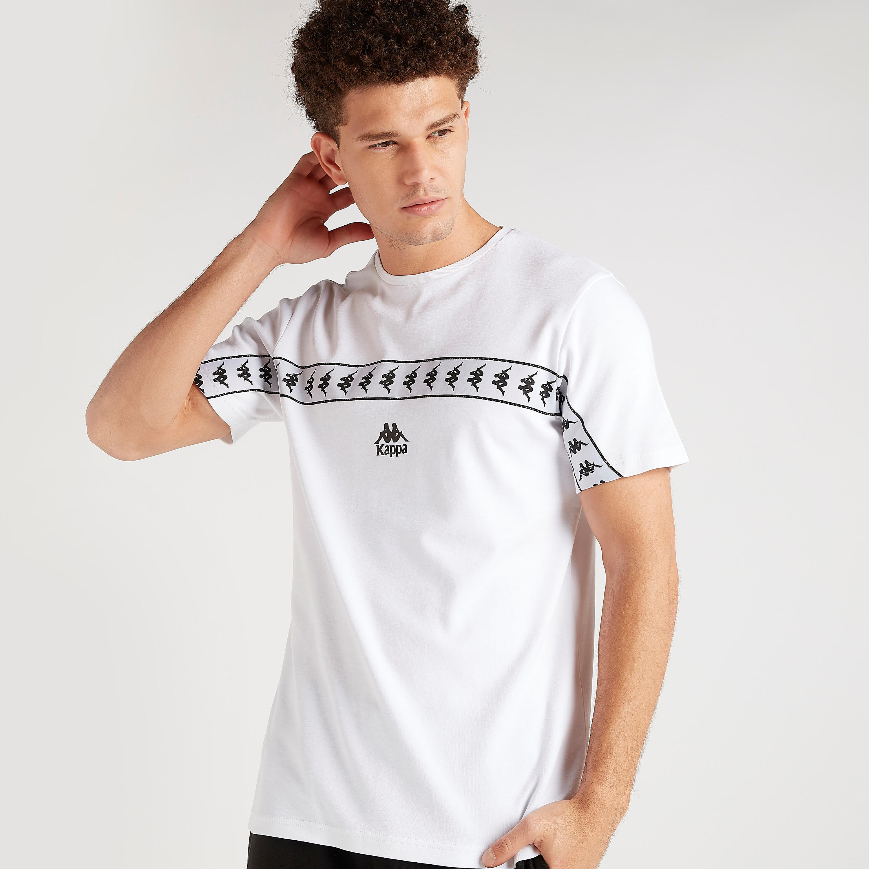 تيشيرت بطبعات وياقة ضيّقة وأكمام قصيرة من كابا-men-clothing-sportswearandactivewear-tshirtsandpolos-image-5