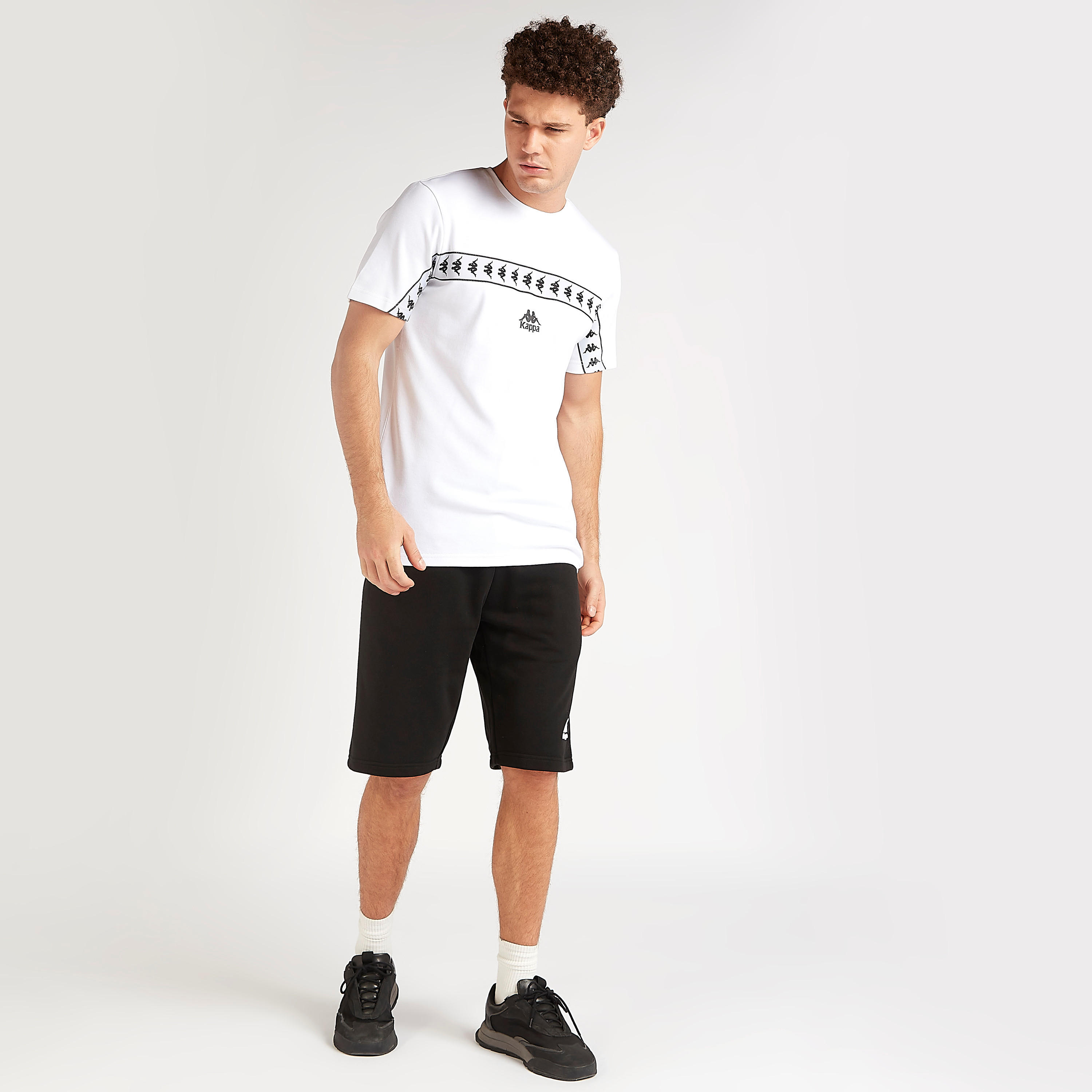 تيشيرت بطبعات وياقة ضيّقة وأكمام قصيرة من كابا-men-clothing-sportswearandactivewear-tshirtsandpolos-image-6