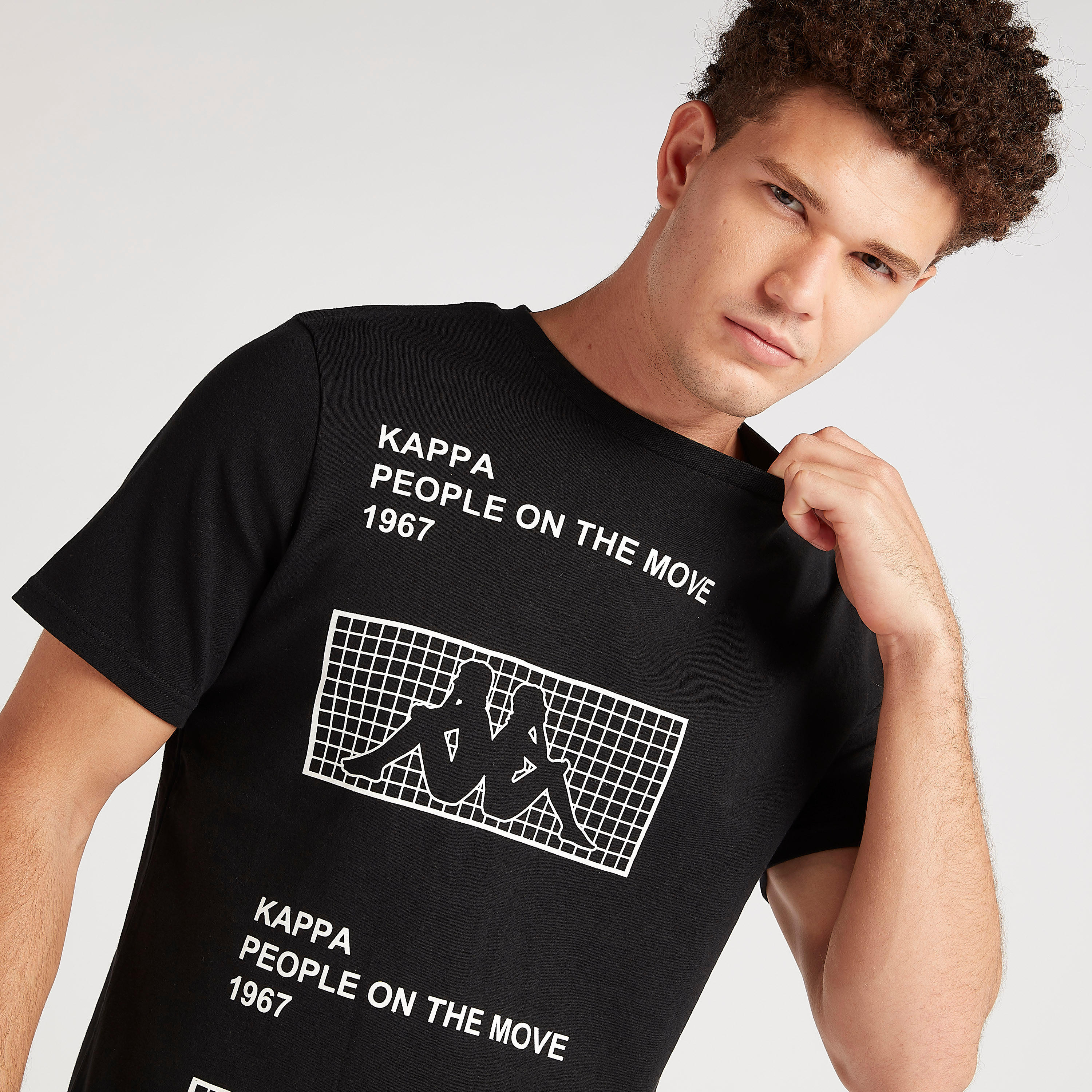 تيشيرت بطبعات وياقة ضيّقة وأكمام قصيرة من كابا-men-clothing-sportswearandactivewear-tshirtsandpolos-image-1