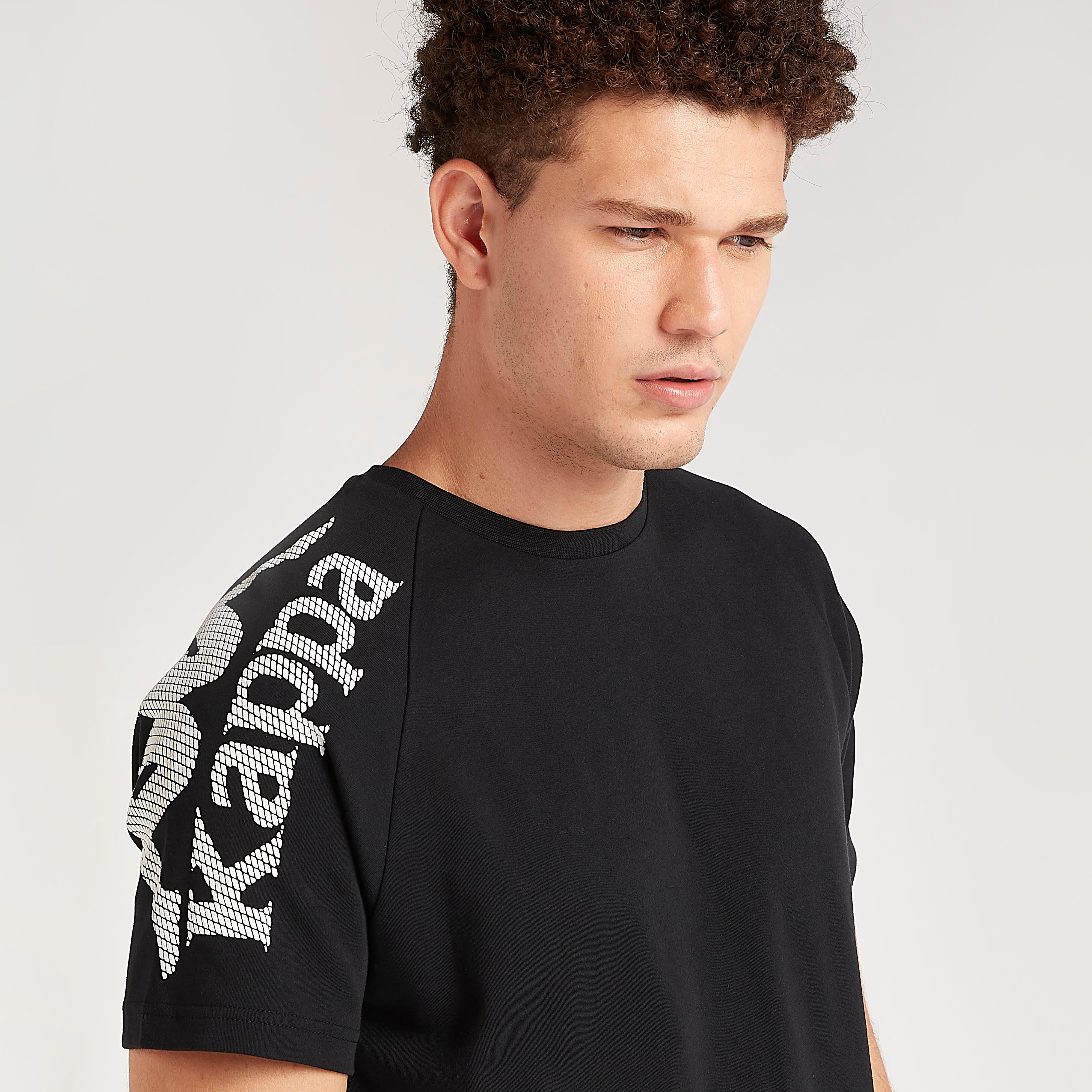 تيشيرت بياقة ضيّقة وأكمام قصيرة وطبعات من كابا-men-clothing-sportswearandactivewear-tshirtsandpolos-image-3