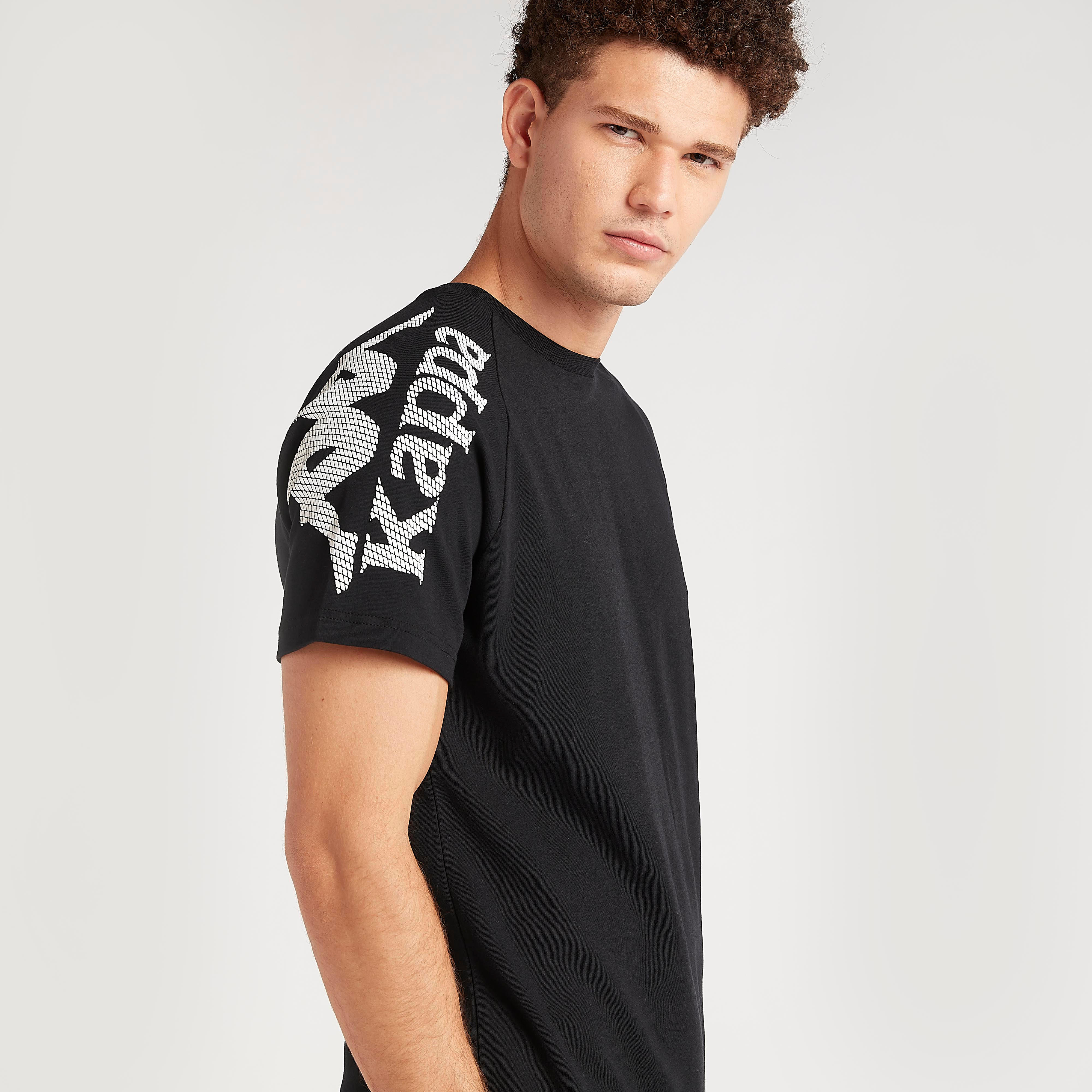 تيشيرت بياقة ضيّقة وأكمام قصيرة وطبعات من كابا-men-clothing-sportswearandactivewear-tshirtsandpolos-image-5