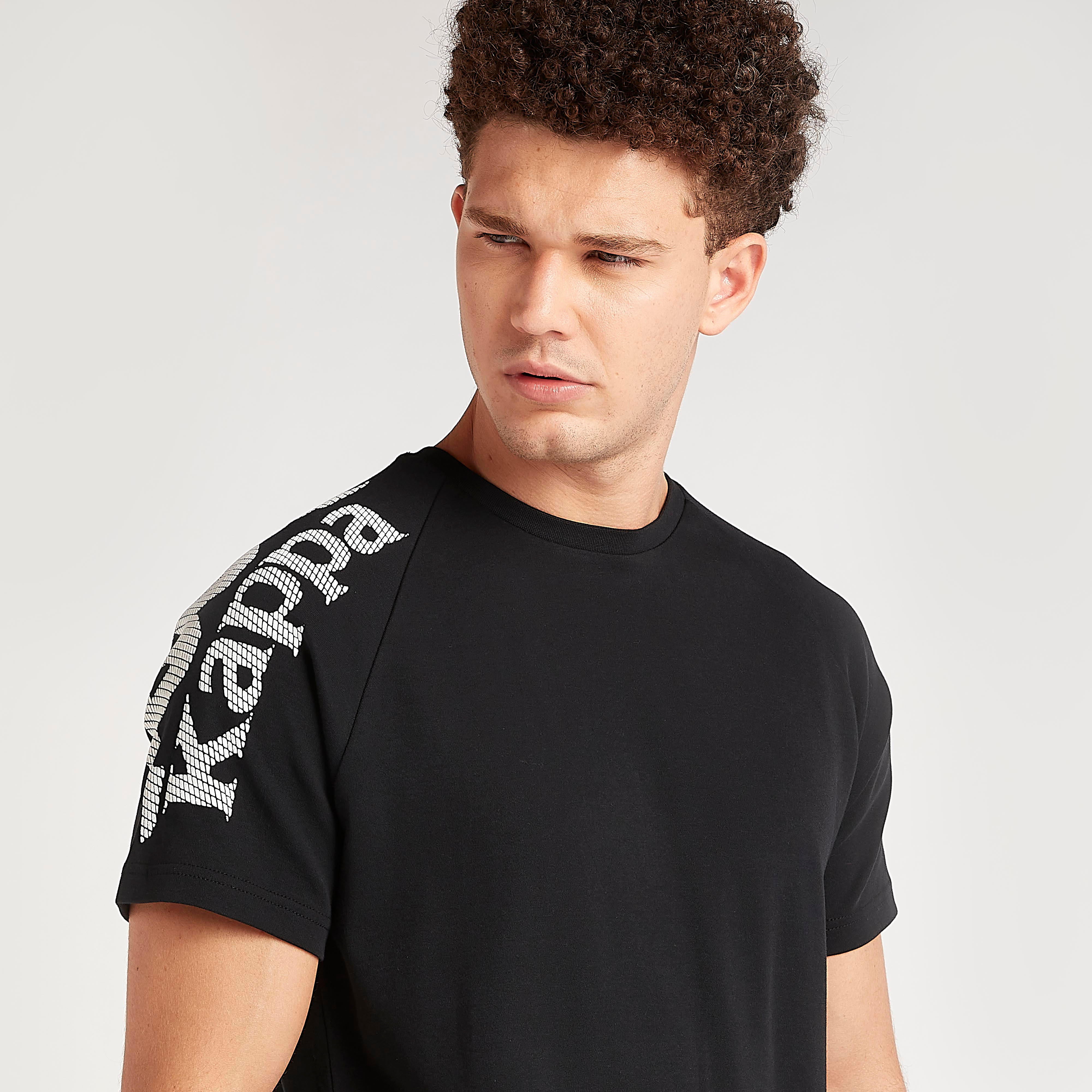 تيشيرت بياقة ضيّقة وأكمام قصيرة وطبعات من كابا-men-clothing-sportswearandactivewear-tshirtsandpolos-image-6