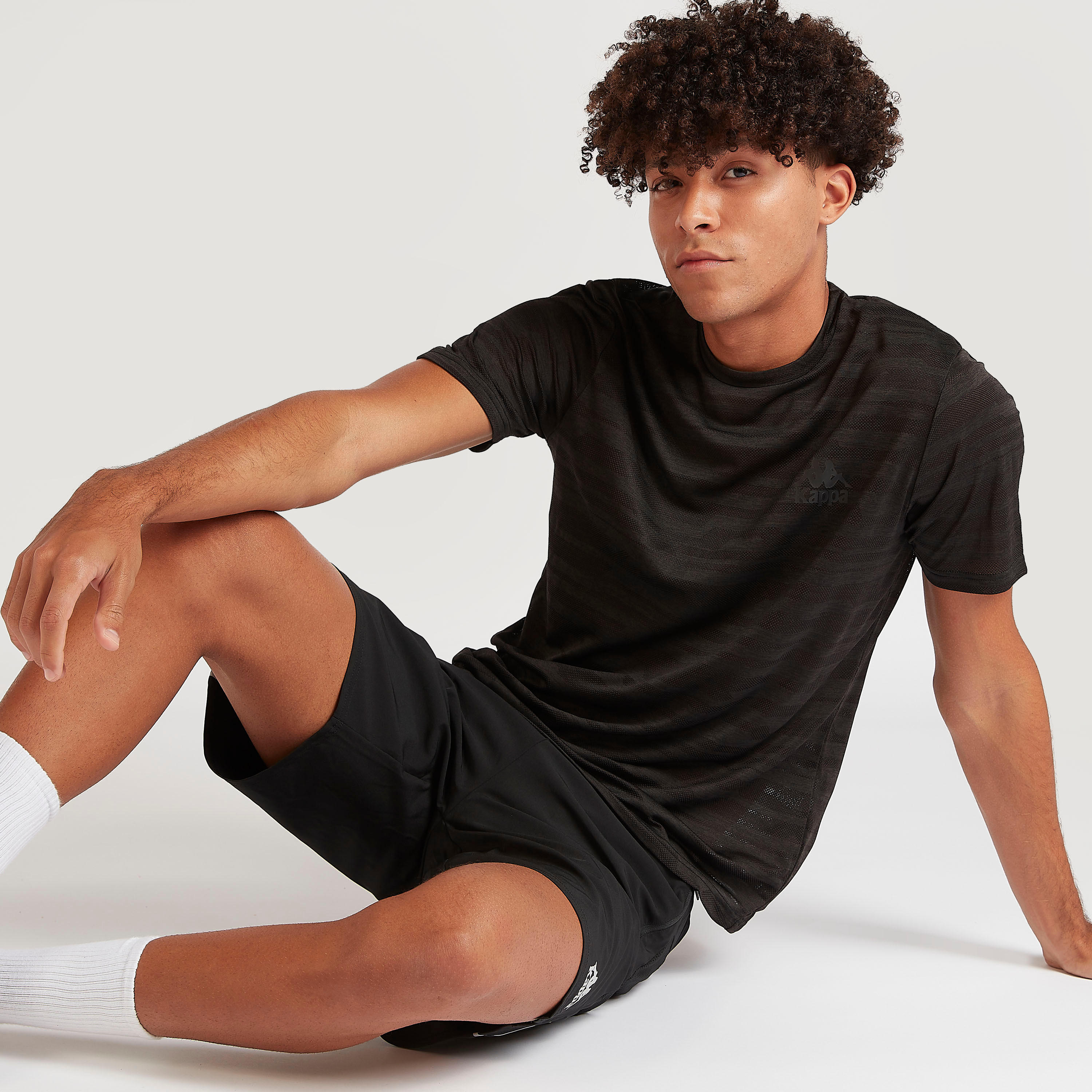 تيشيرت بطبعات وياقة ضيّقة وأكمام قصيرة من كابا-men-clothing-sportswearandactivewear-tshirtsandpolos-image-1