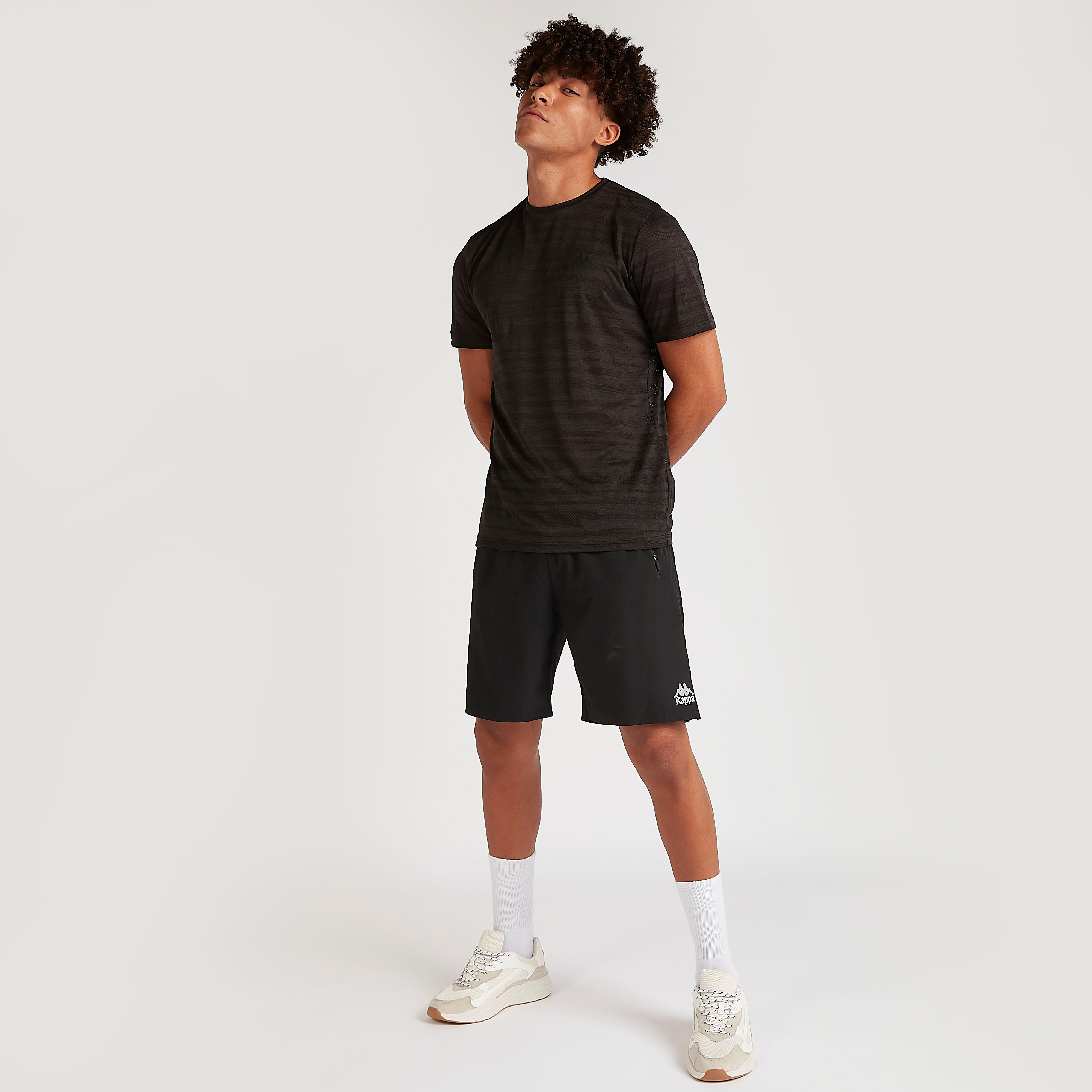 تيشيرت بطبعات وياقة ضيّقة وأكمام قصيرة من كابا-men-clothing-sportswearandactivewear-tshirtsandpolos-image-2
