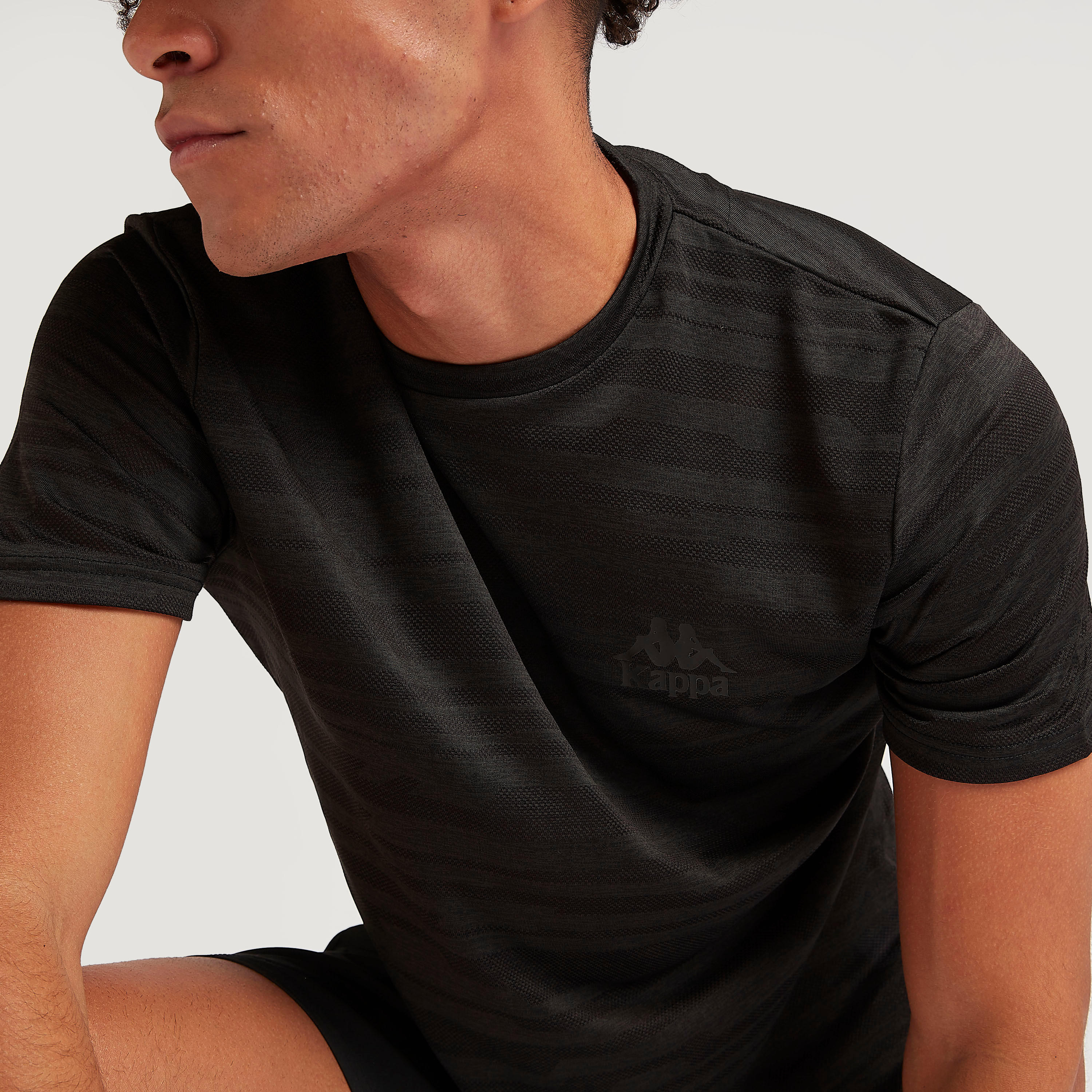 تيشيرت بطبعات وياقة ضيّقة وأكمام قصيرة من كابا-men-clothing-sportswearandactivewear-tshirtsandpolos-image-3