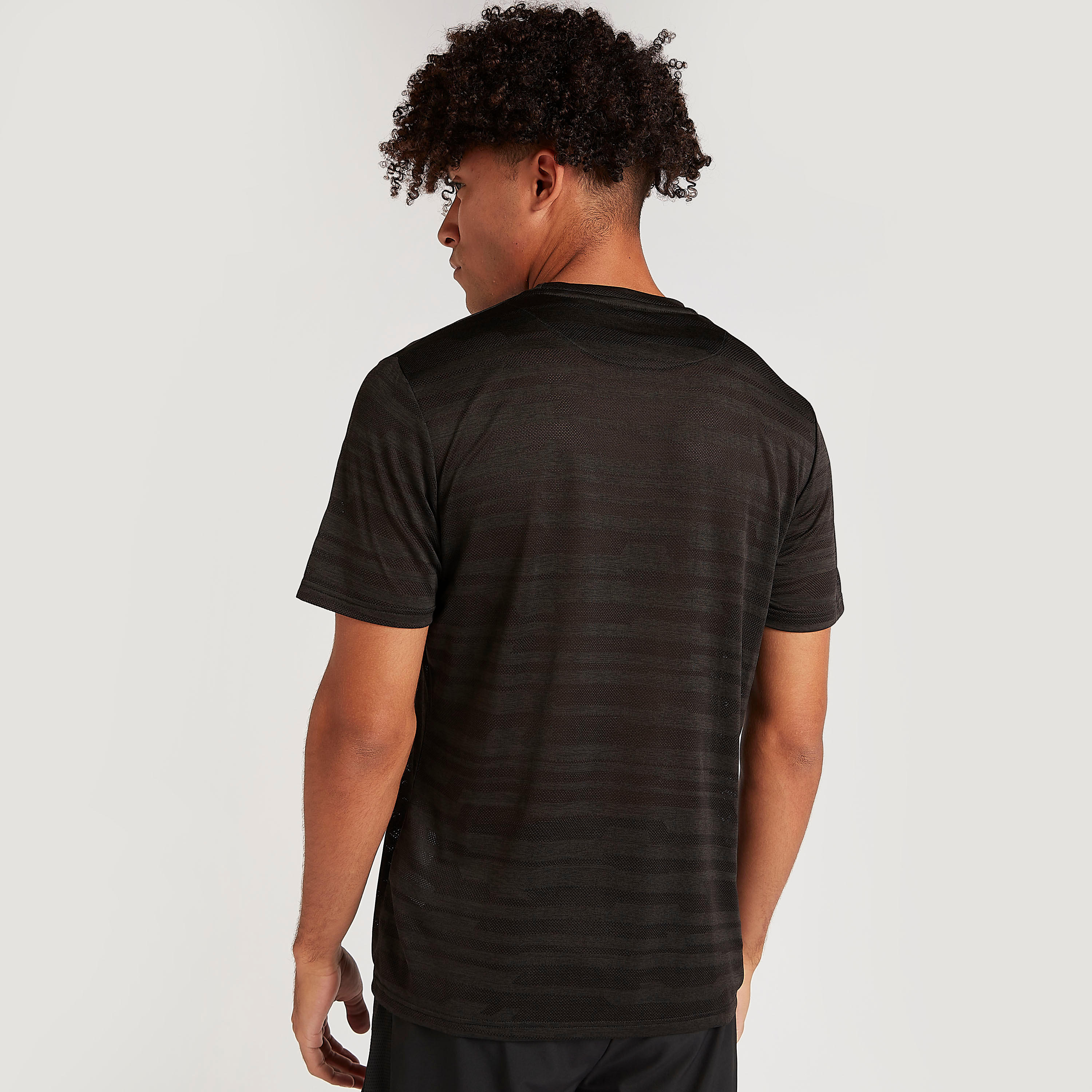 تيشيرت بطبعات وياقة ضيّقة وأكمام قصيرة من كابا-men-clothing-sportswearandactivewear-tshirtsandpolos-image-4