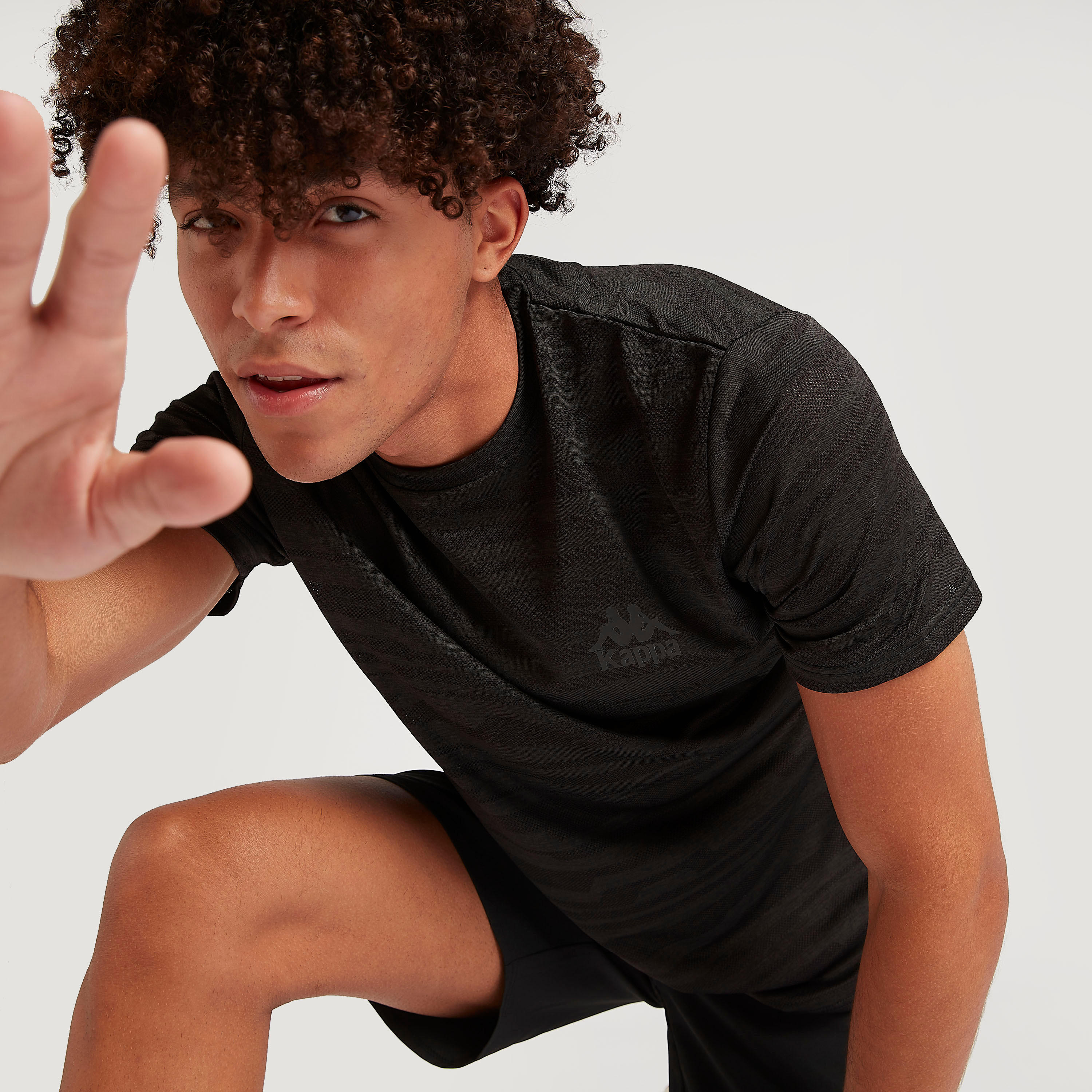 تيشيرت بطبعات وياقة ضيّقة وأكمام قصيرة من كابا-men-clothing-sportswearandactivewear-tshirtsandpolos-image-5