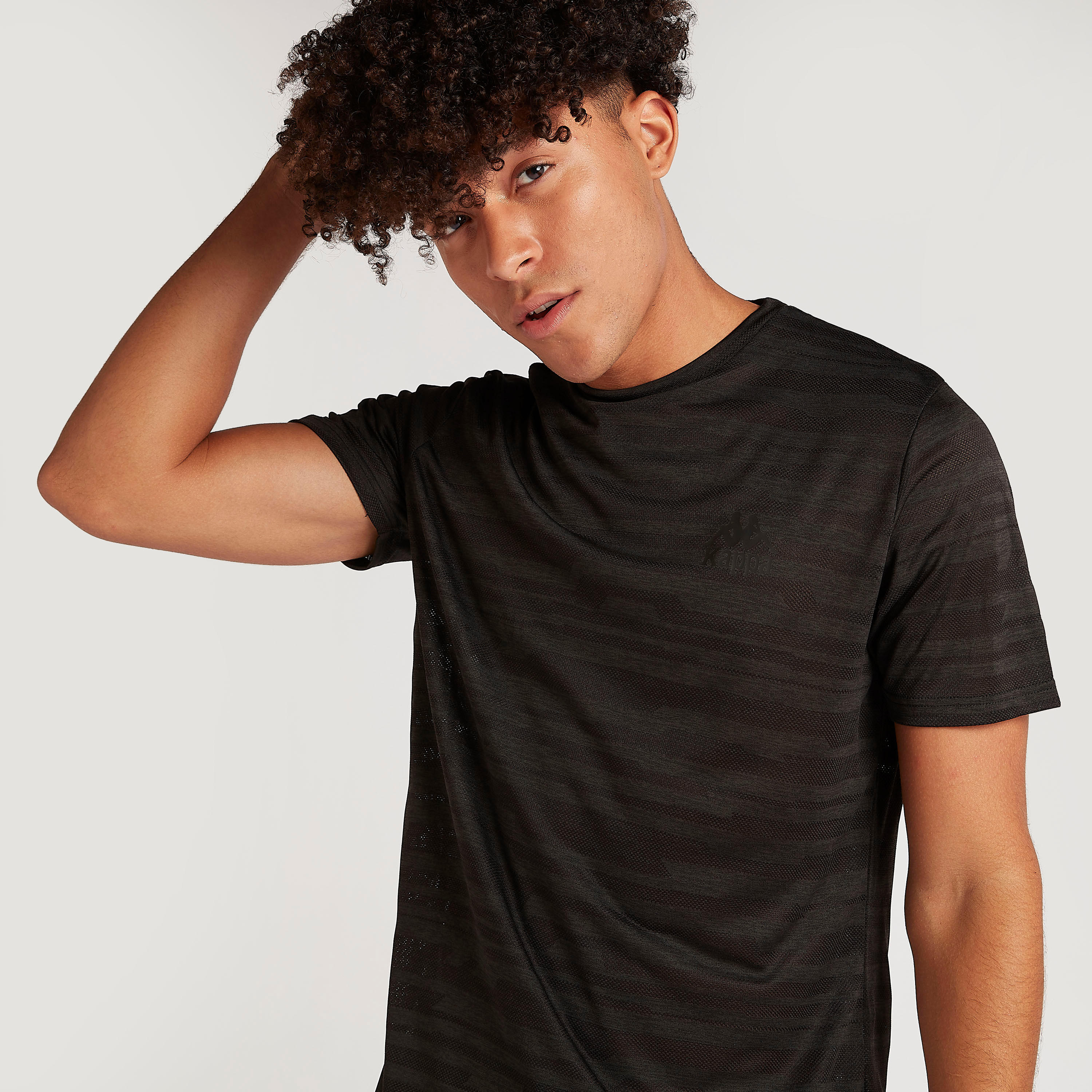 تيشيرت بطبعات وياقة ضيّقة وأكمام قصيرة من كابا-men-clothing-sportswearandactivewear-tshirtsandpolos-image-6