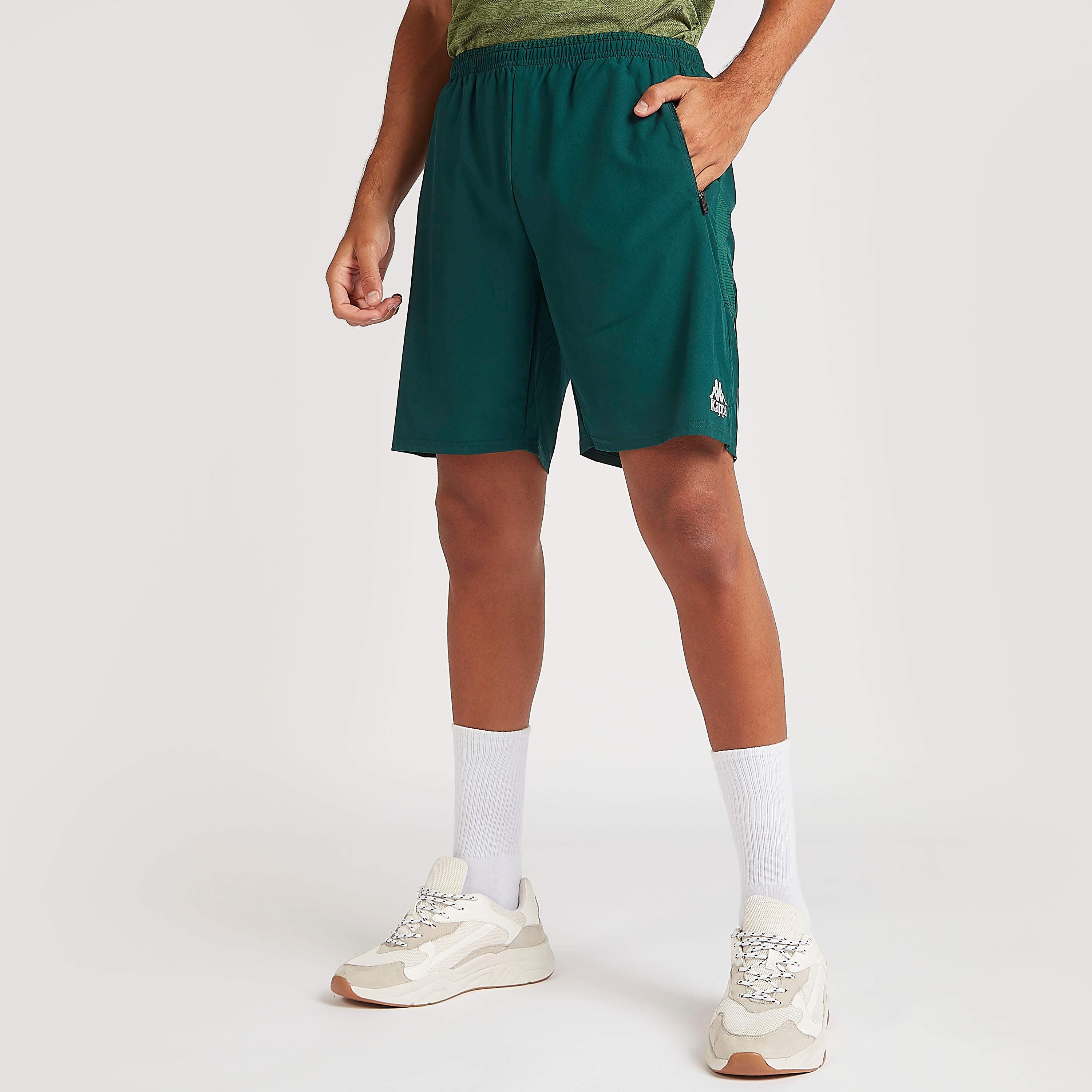 شورت بطبعات شعار وجيوب بسحّاب من كابا-men-clothing-sportswearandactivewear-bottoms-image-1