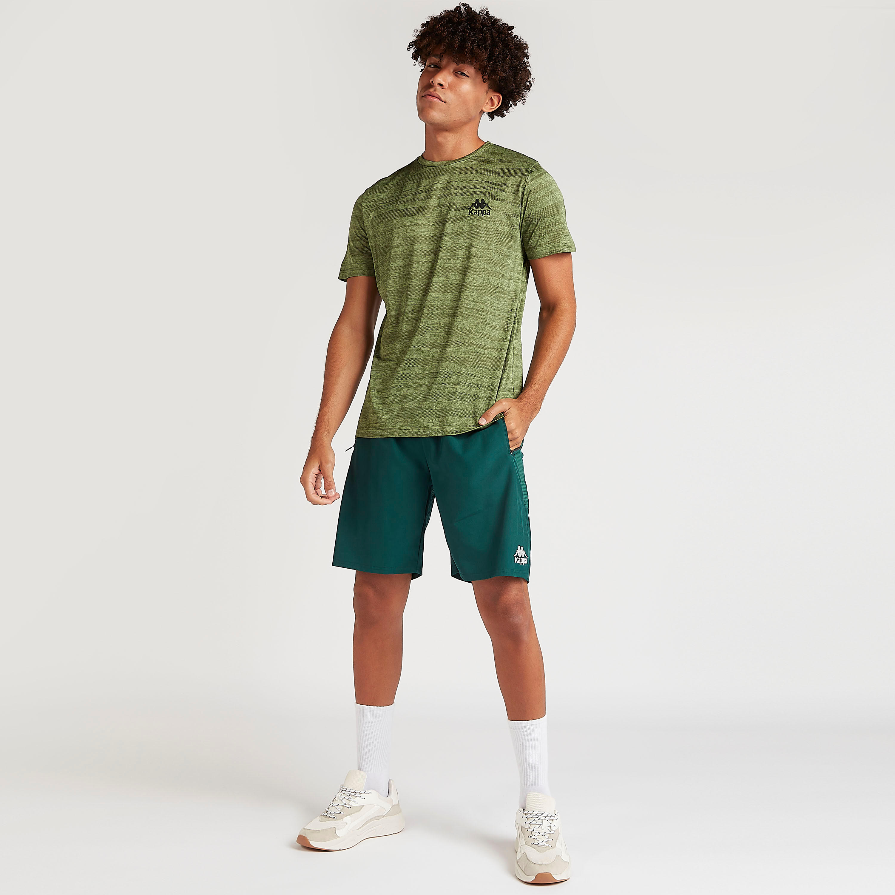 شورت بطبعات شعار وجيوب بسحّاب من كابا-men-clothing-sportswearandactivewear-bottoms-image-2