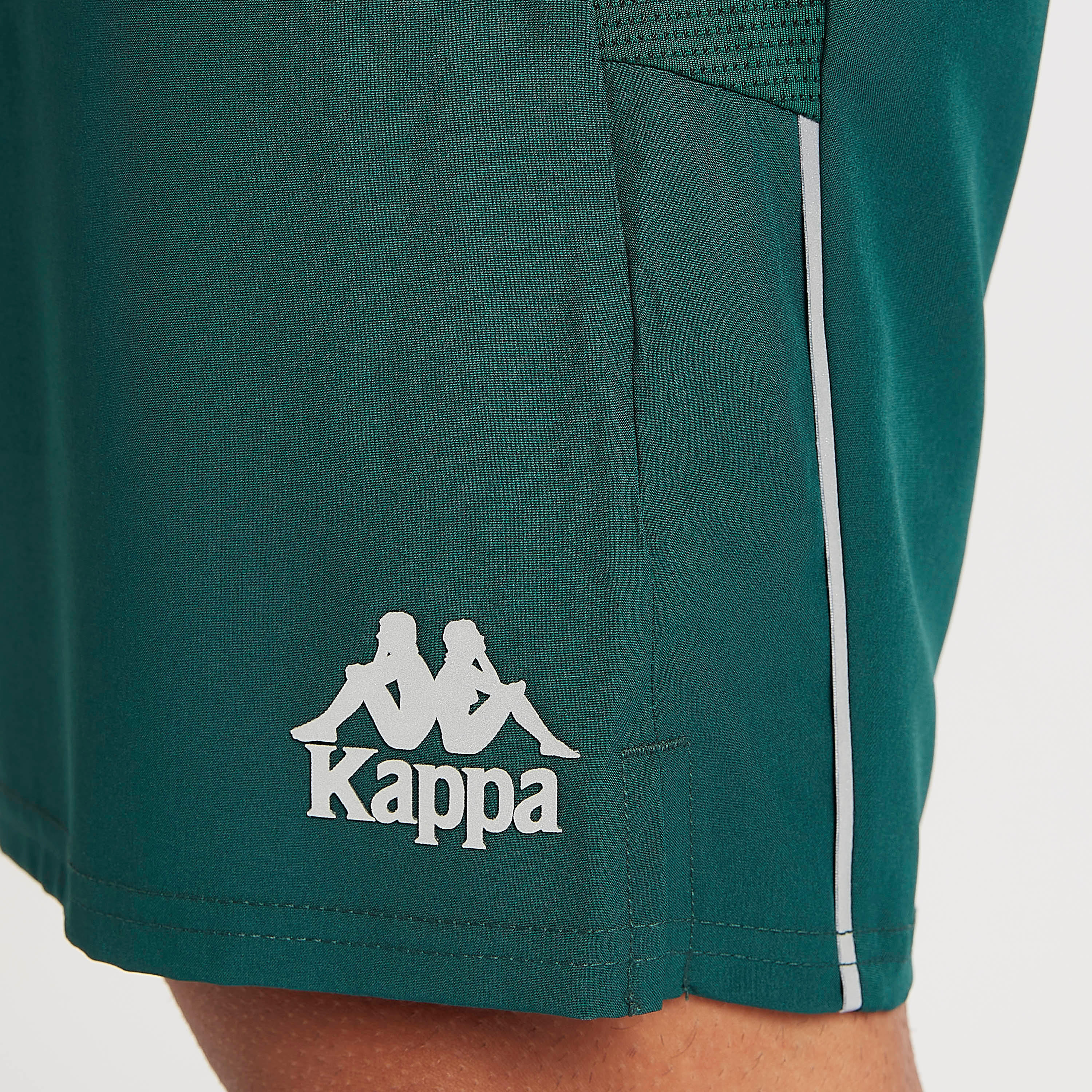 شورت بطبعات شعار وجيوب بسحّاب من كابا-men-clothing-sportswearandactivewear-bottoms-image-3