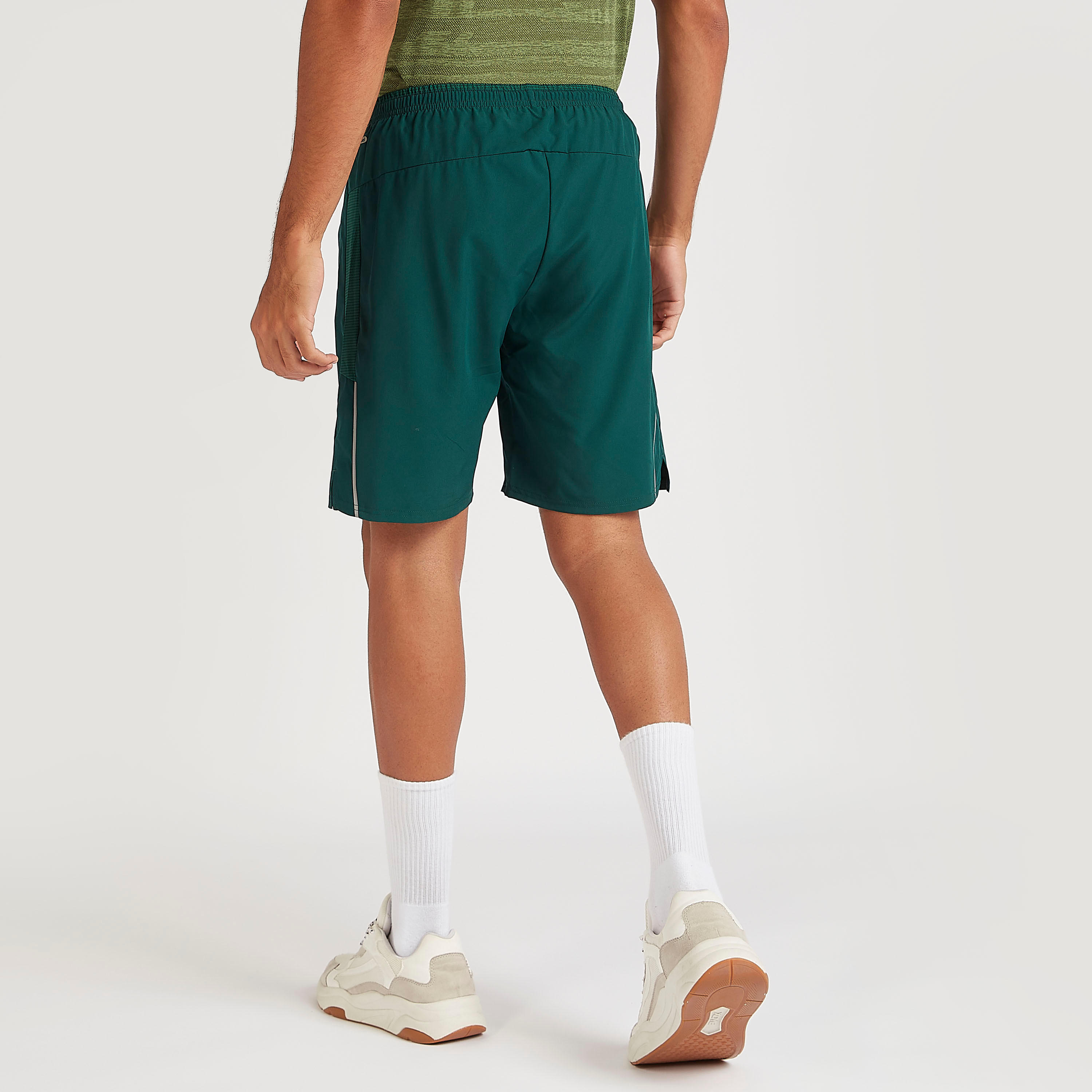 شورت بطبعات شعار وجيوب بسحّاب من كابا-men-clothing-sportswearandactivewear-bottoms-image-4