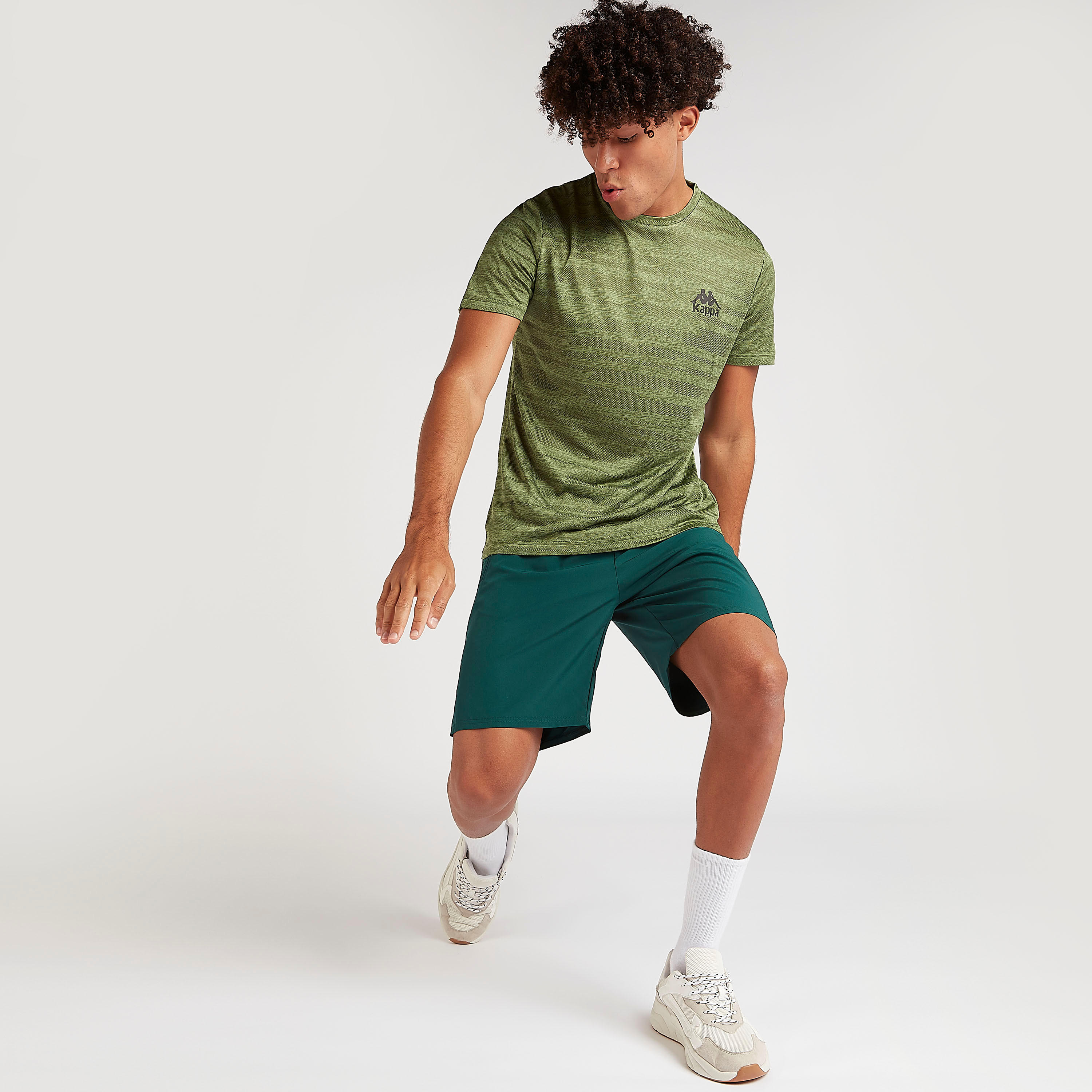 شورت بطبعات شعار وجيوب بسحّاب من كابا-men-clothing-sportswearandactivewear-bottoms-image-6