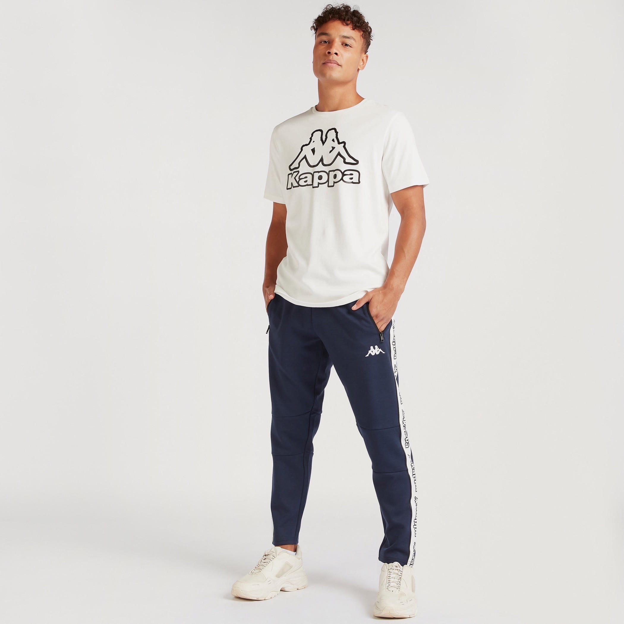 تيشيرت بياقة ضيقة وأكمام قصيرة وطبعات من كابا-men-clothing-sportswearandactivewear-tshirtsandpolos-image-2