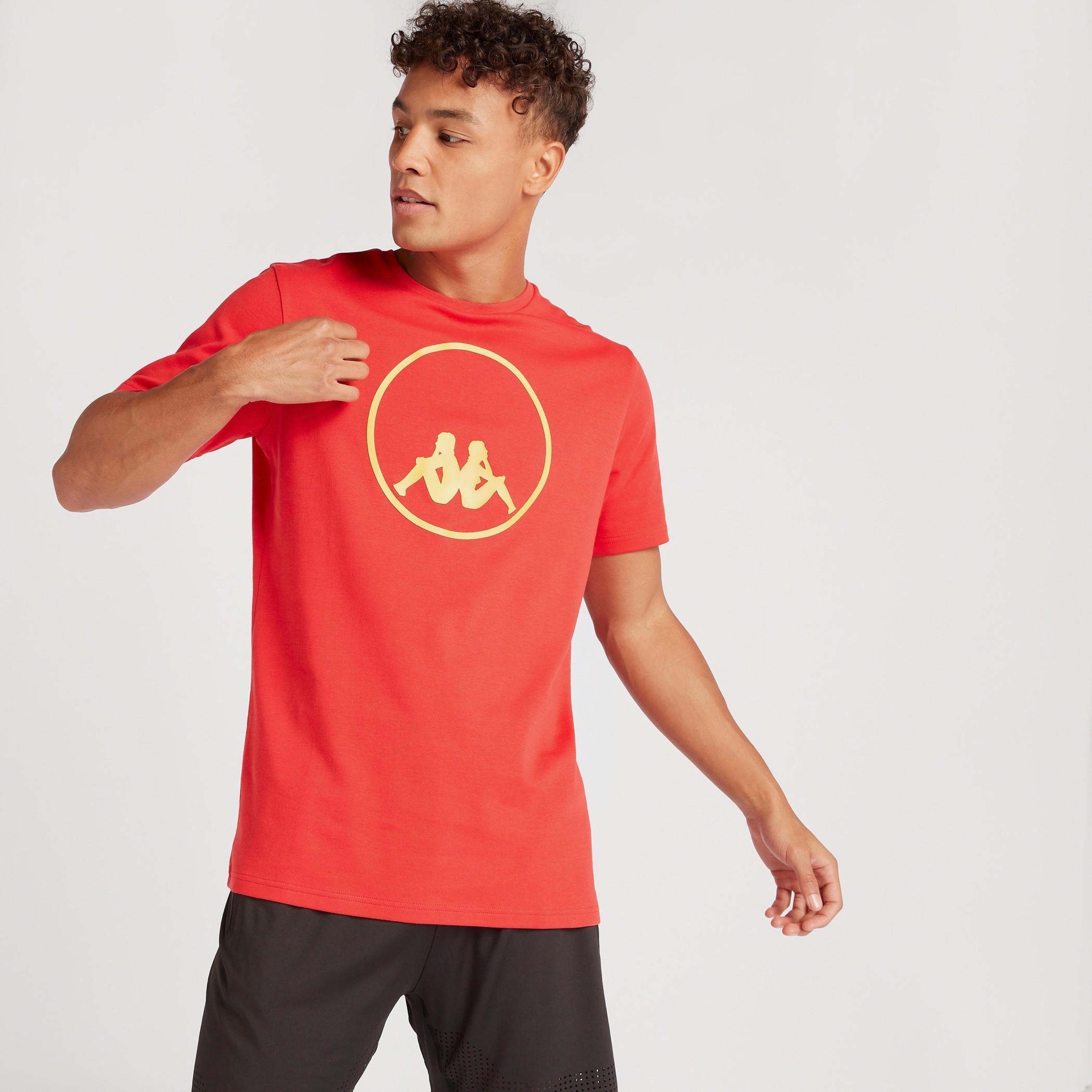 تيشيرت بياقة ضيّقة وأكمام قصيرة وطبعات من كابا-men-clothing-sportswearandactivewear-tshirtsandpolos-image-1
