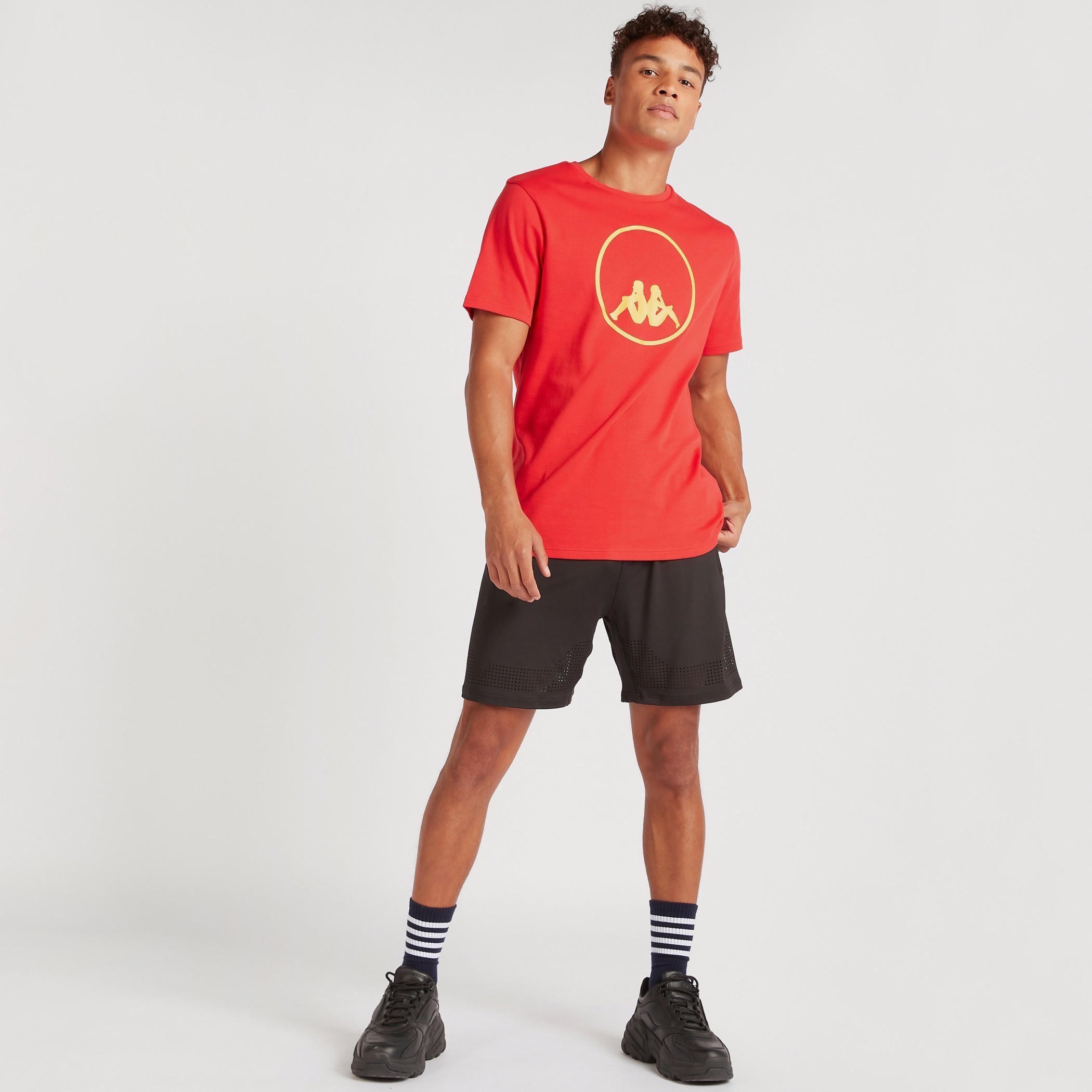 تيشيرت بياقة ضيّقة وأكمام قصيرة وطبعات من كابا-men-clothing-sportswearandactivewear-tshirtsandpolos-image-2