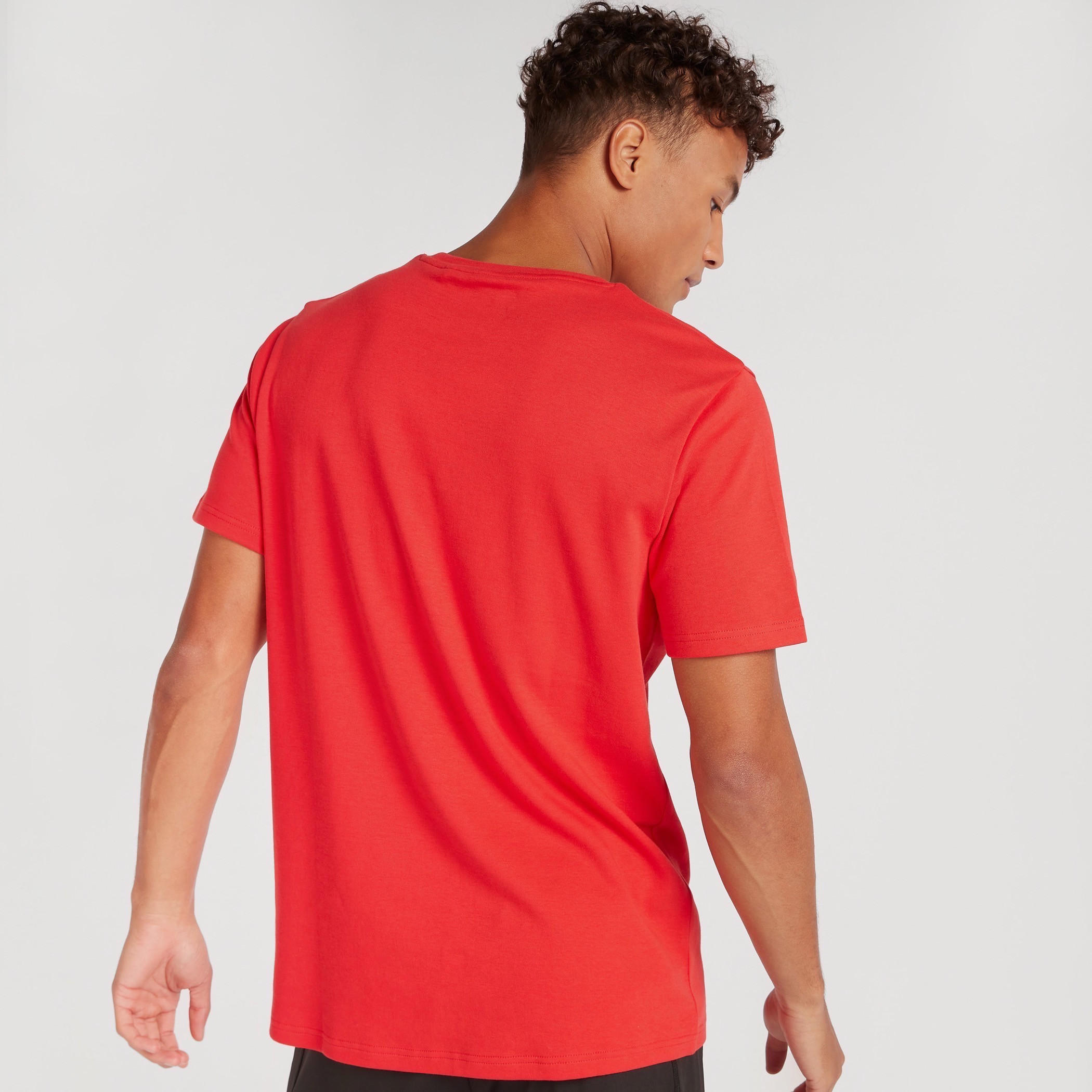 تيشيرت بياقة ضيّقة وأكمام قصيرة وطبعات من كابا-men-clothing-sportswearandactivewear-tshirtsandpolos-image-4