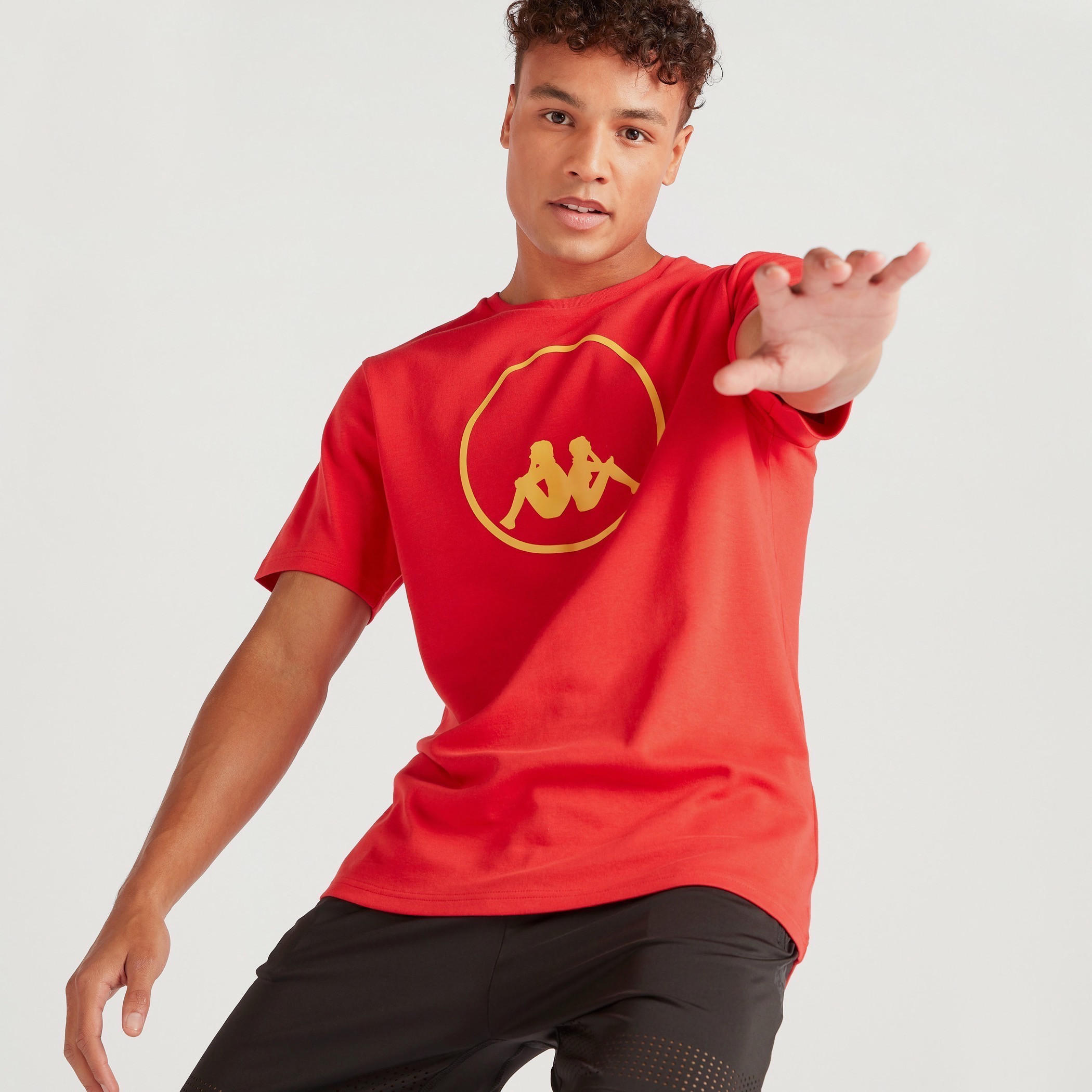 تيشيرت بياقة ضيّقة وأكمام قصيرة وطبعات من كابا-men-clothing-sportswearandactivewear-tshirtsandpolos-image-5