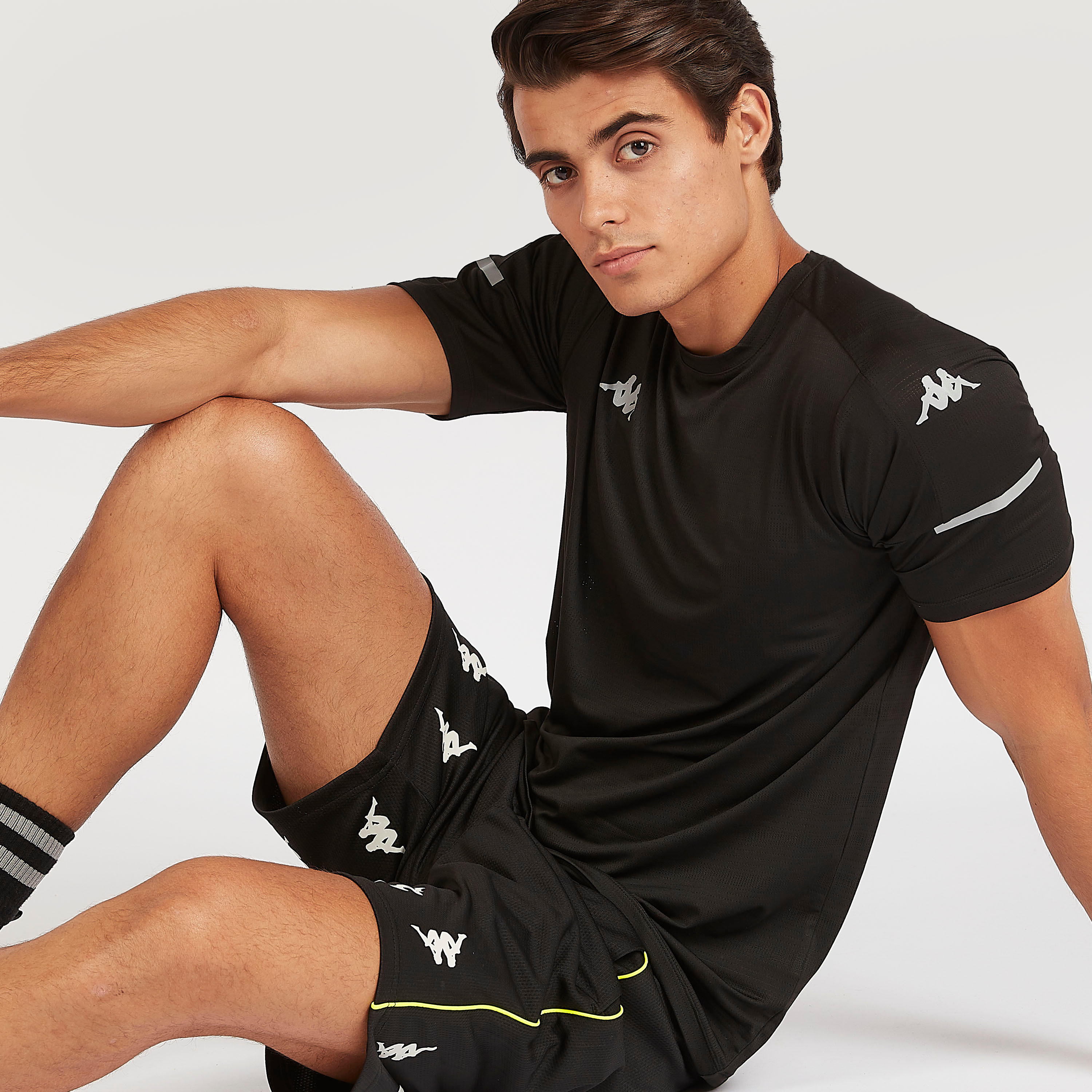 شورت بطبعات وخصر مطاطي من كابا-men-clothing-sportswearandactivewear-bottoms-image-4