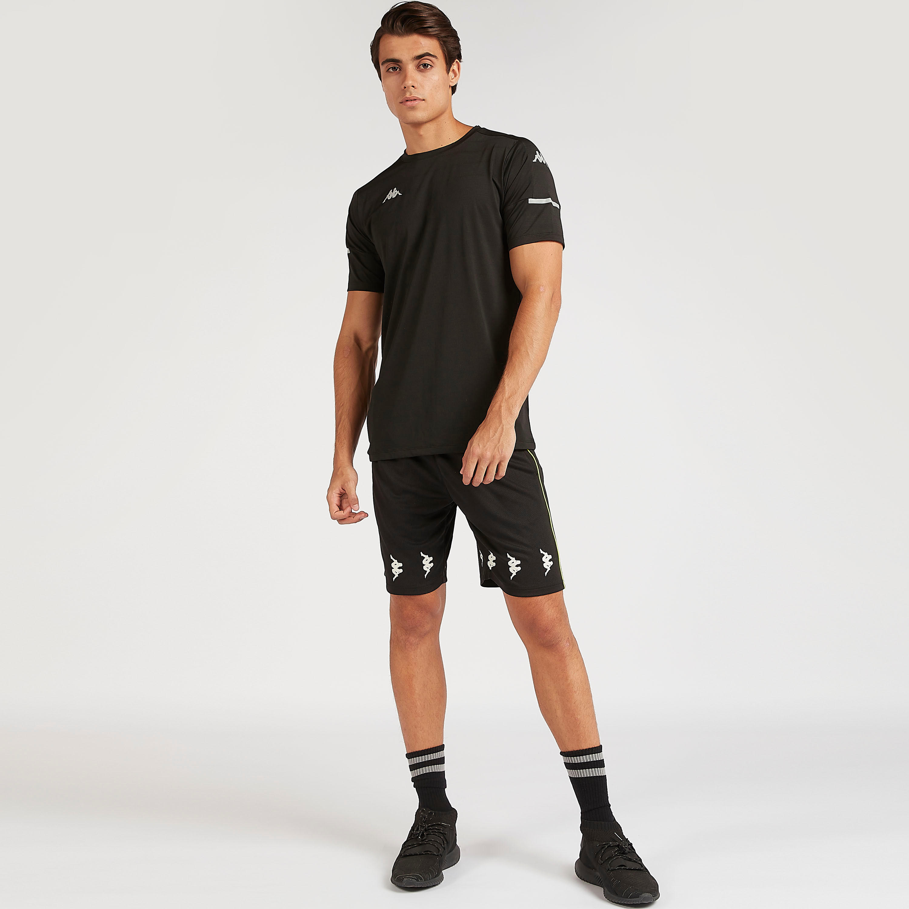 شورت بطبعات وخصر مطاطي من كابا-men-clothing-sportswearandactivewear-bottoms-image-1