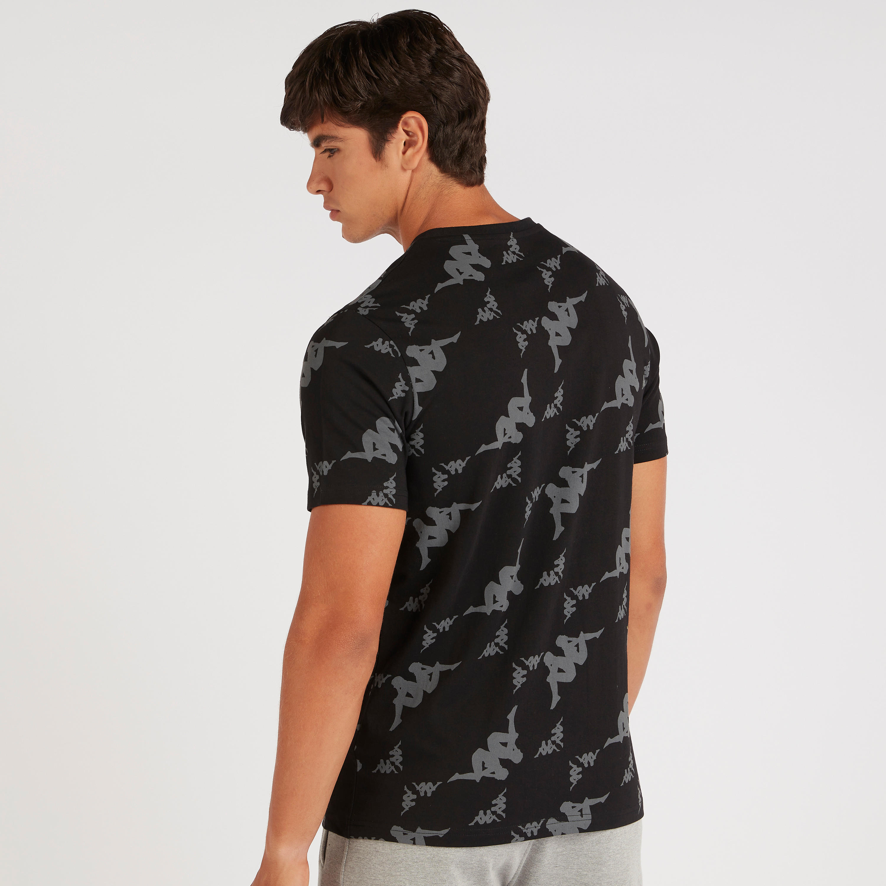 تيشيرت بطبعات وياقة ضيّقة وأكمام قصيرة من كابا-men-clothing-sportswearandactivewear-tshirtsandpolos-image-4