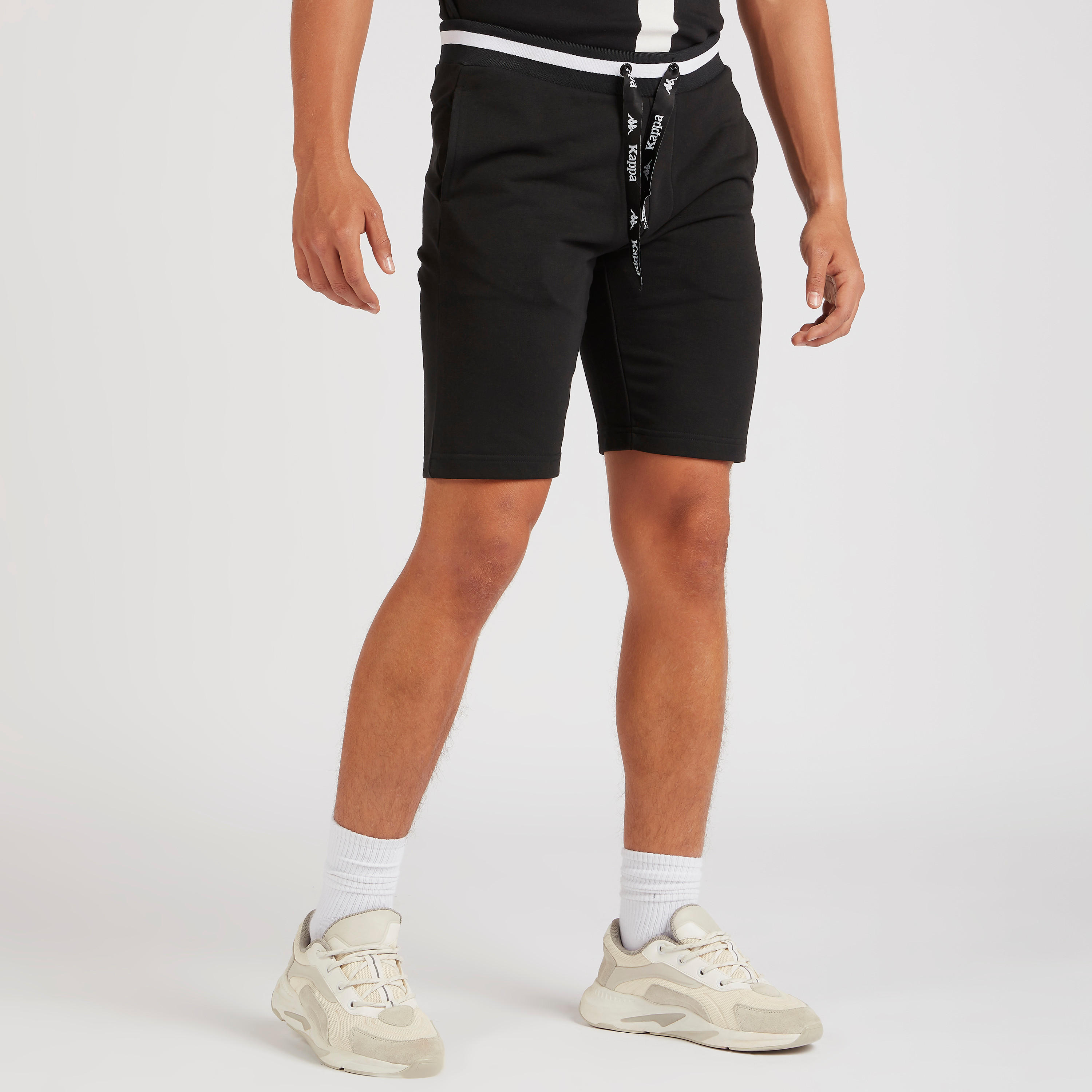 شورت برباط وجيوب وطبعات من كابا-men-clothing-sportswearandactivewear-bottoms-image-4