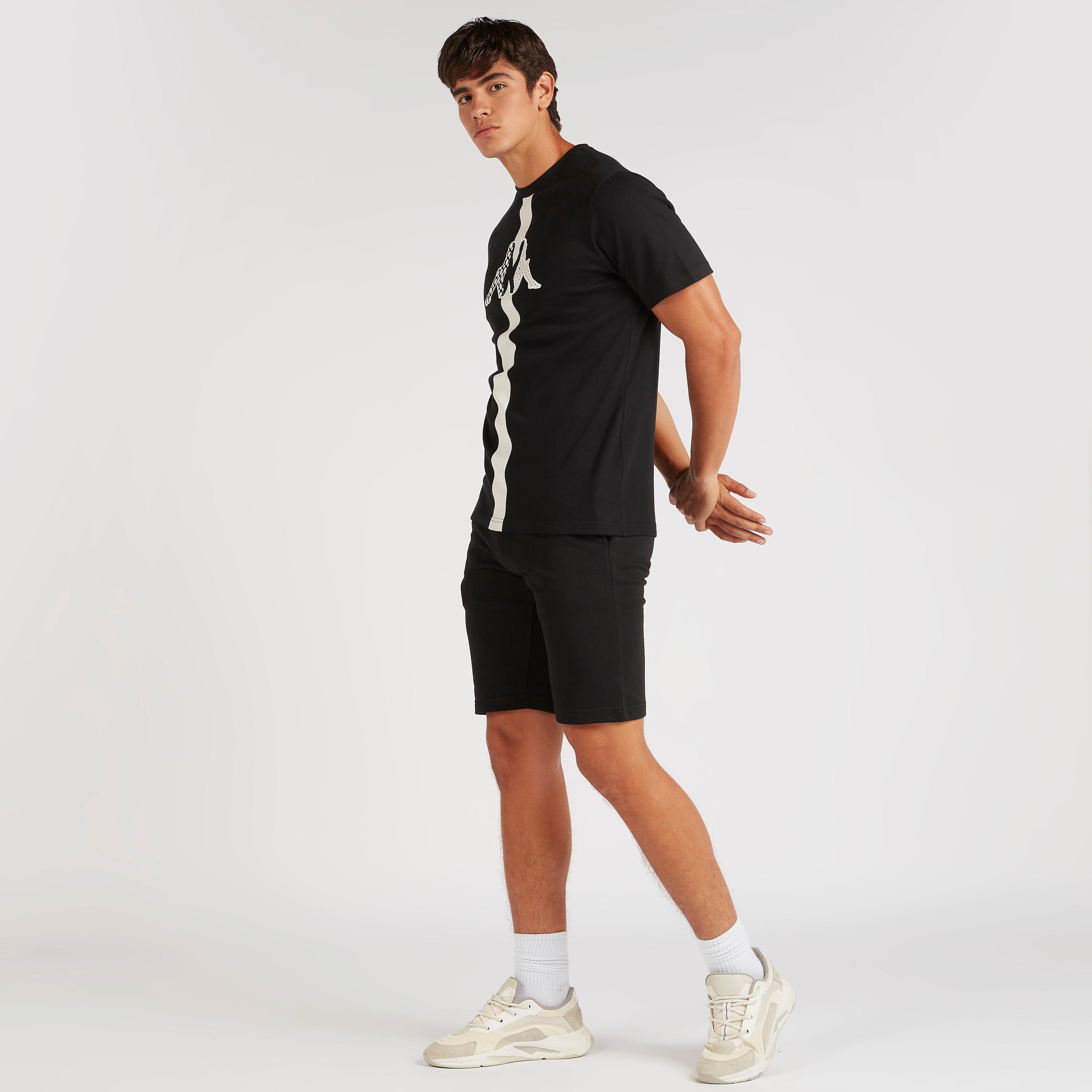 شورت برباط وجيوب وطبعات من كابا-men-clothing-sportswearandactivewear-bottoms-image-3