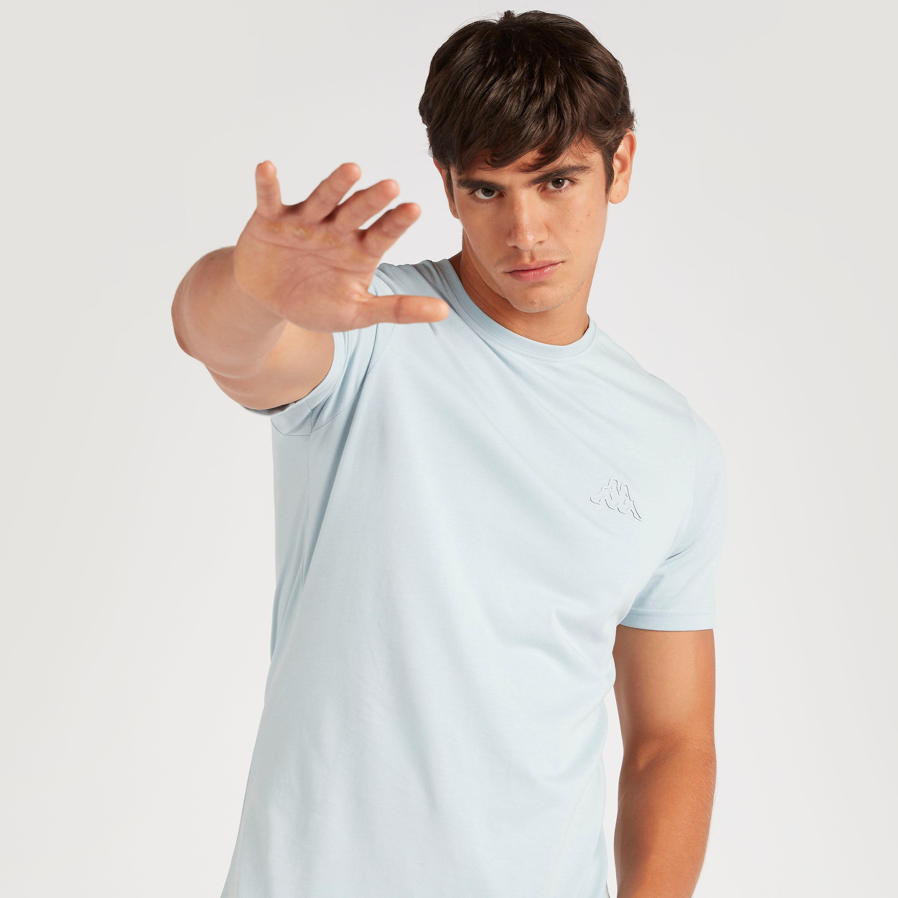 تيشيرت سادة بياقة ضيّقة وأكمام قصيرة من كابا-men-clothing-sportswearandactivewear-tshirtsandpolos-image-4