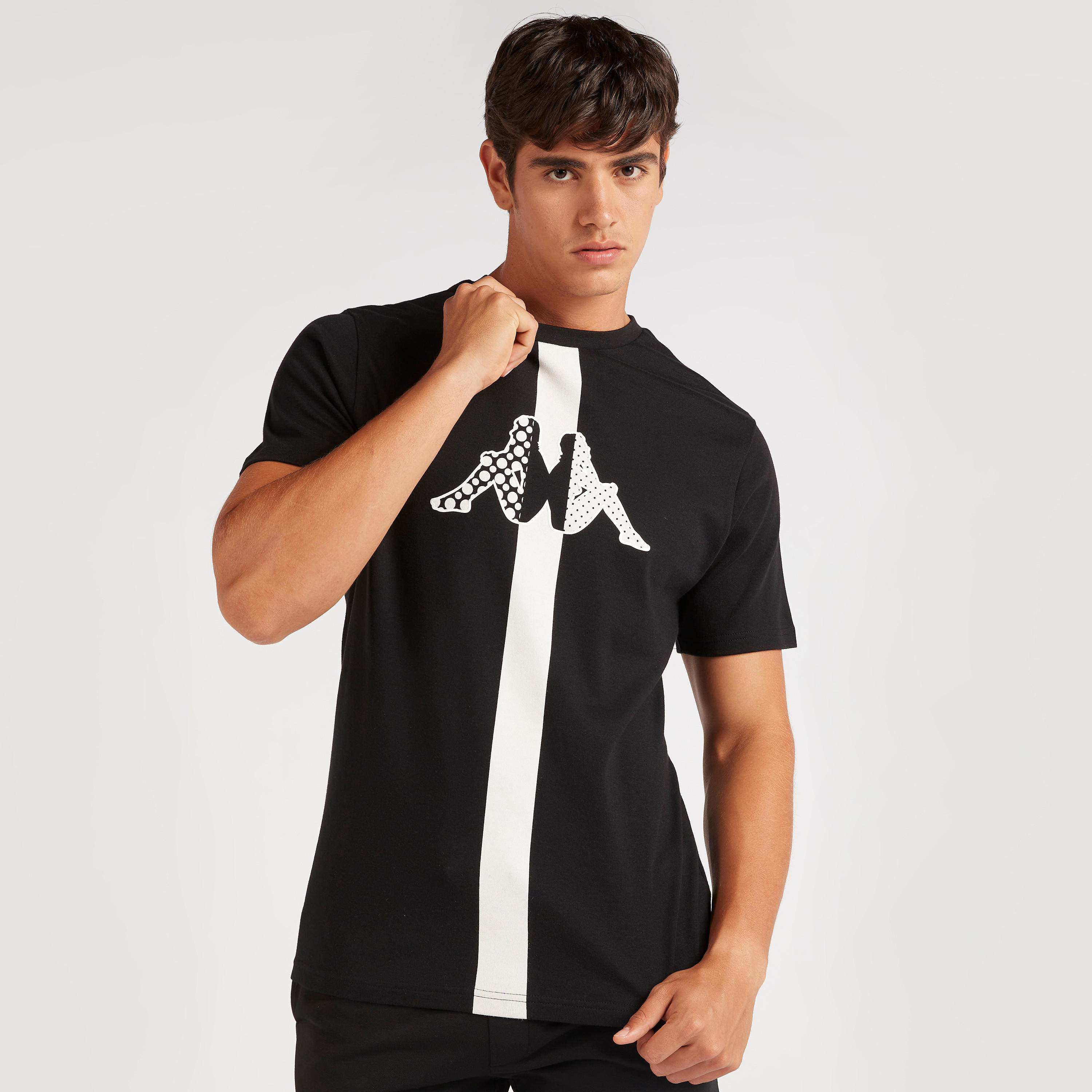 تيشيرت بطبعات وياقة ضيّقة وأكمام قصيرة من كابا-men-clothing-sportswearandactivewear-tshirtsandpolos-image-1