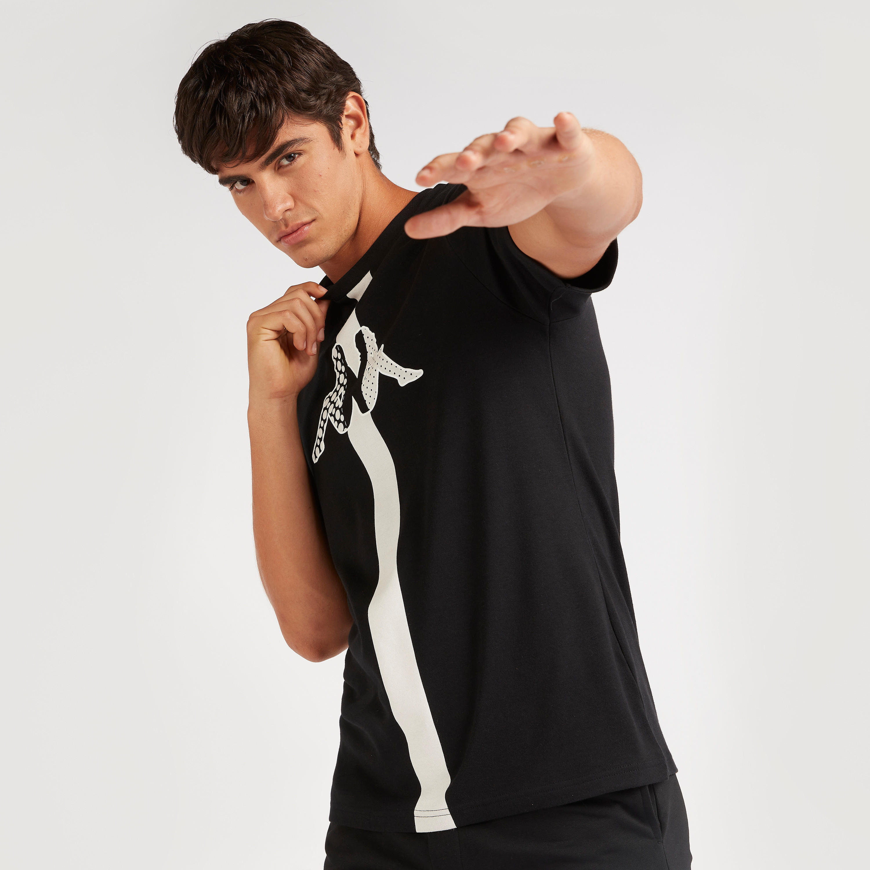تيشيرت بطبعات وياقة ضيّقة وأكمام قصيرة من كابا-men-clothing-sportswearandactivewear-tshirtsandpolos-image-5