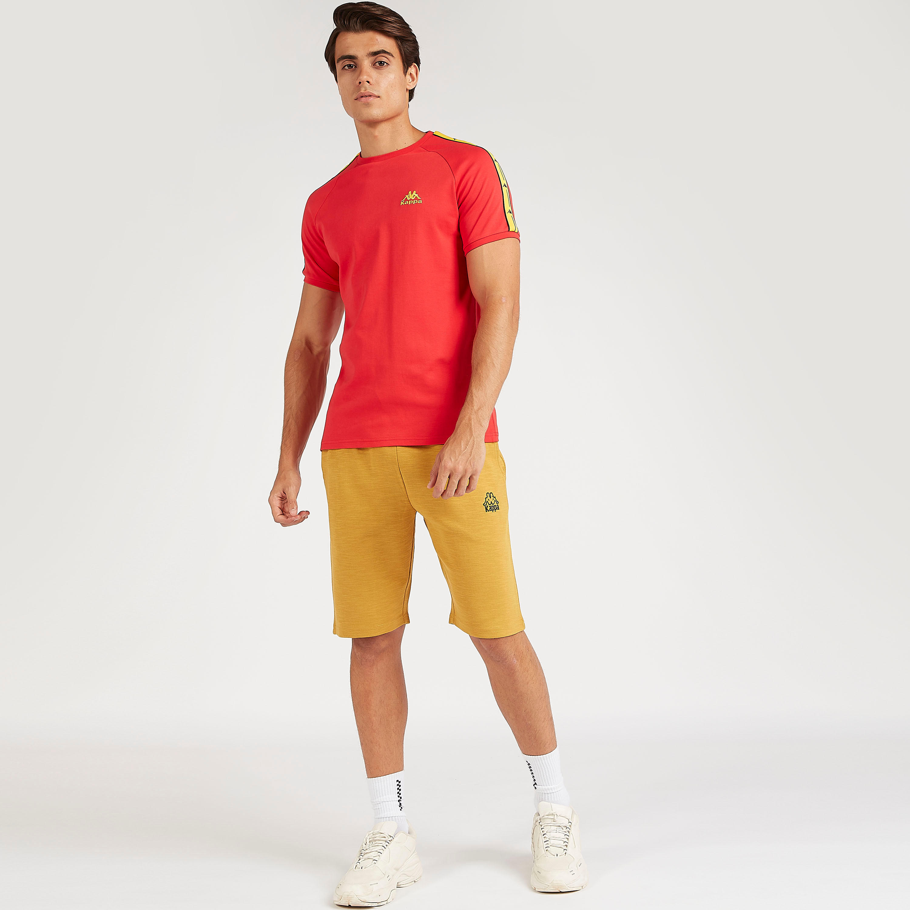 تيشيرت بتفاصيل شريطة وطبعات وياقة ضيّقة من كابا-men-clothing-sportswearandactivewear-tshirtsandpolos-image-2