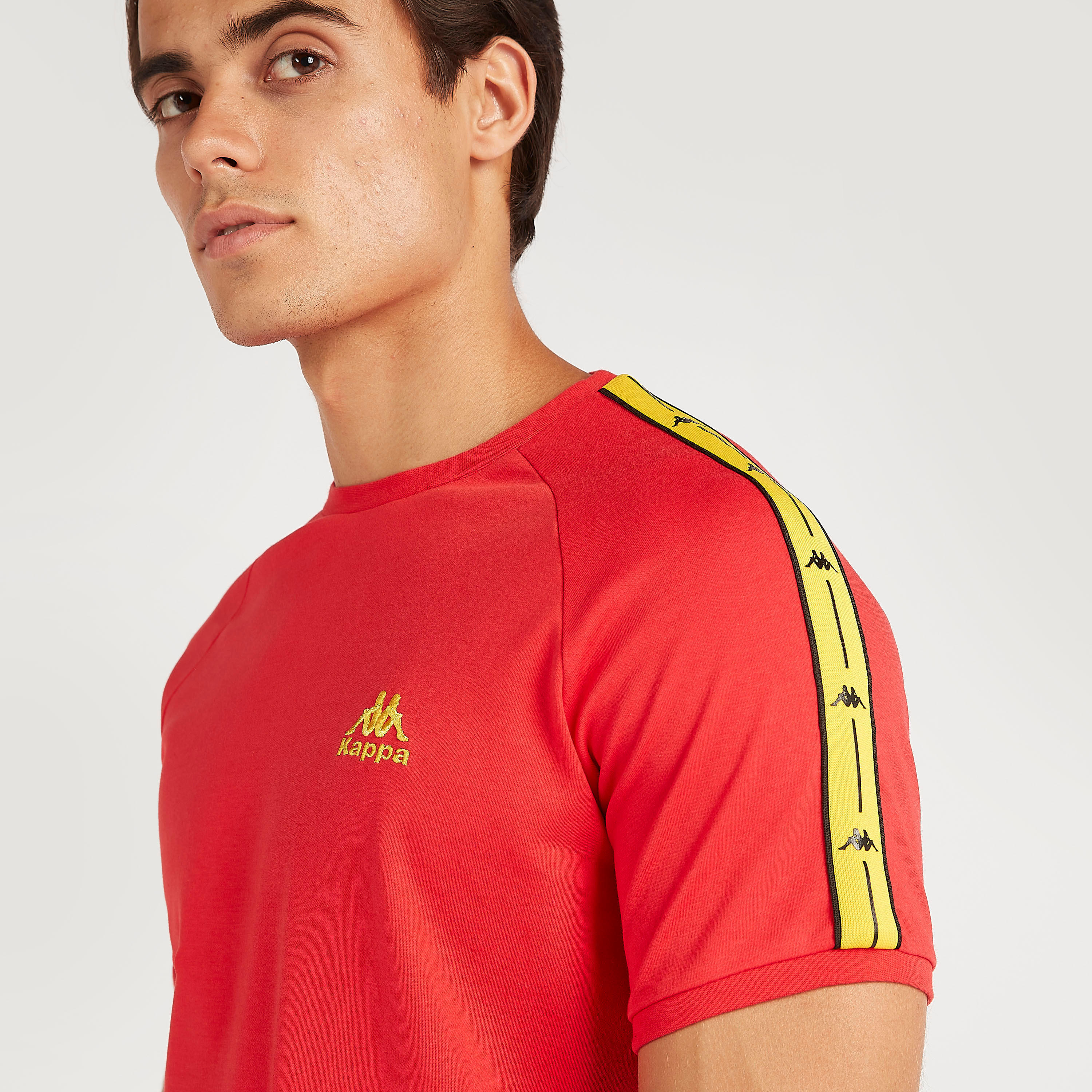 تيشيرت بتفاصيل شريطة وطبعات وياقة ضيّقة من كابا-men-clothing-sportswearandactivewear-tshirtsandpolos-image-3