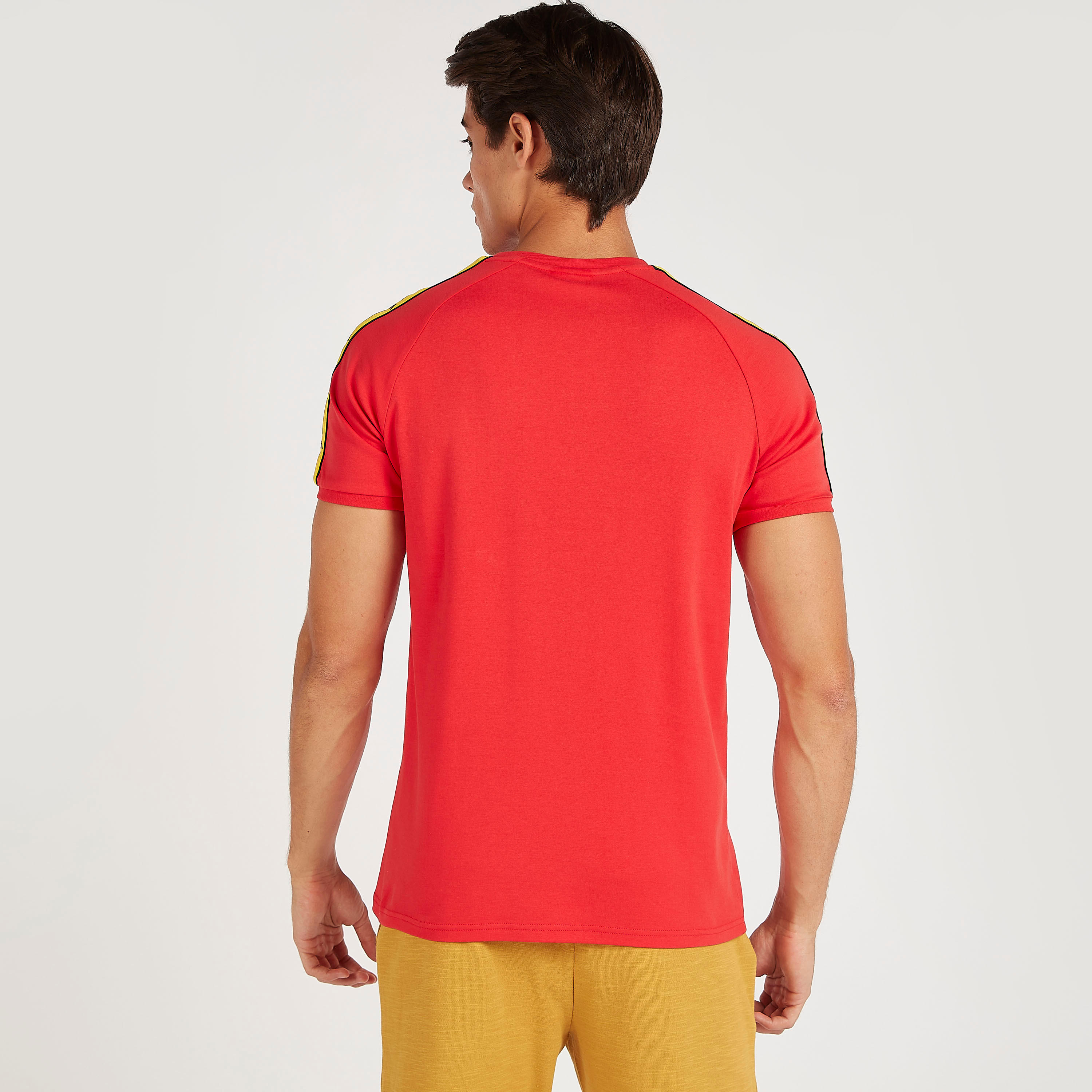 تيشيرت بتفاصيل شريطة وطبعات وياقة ضيّقة من كابا-men-clothing-sportswearandactivewear-tshirtsandpolos-image-4