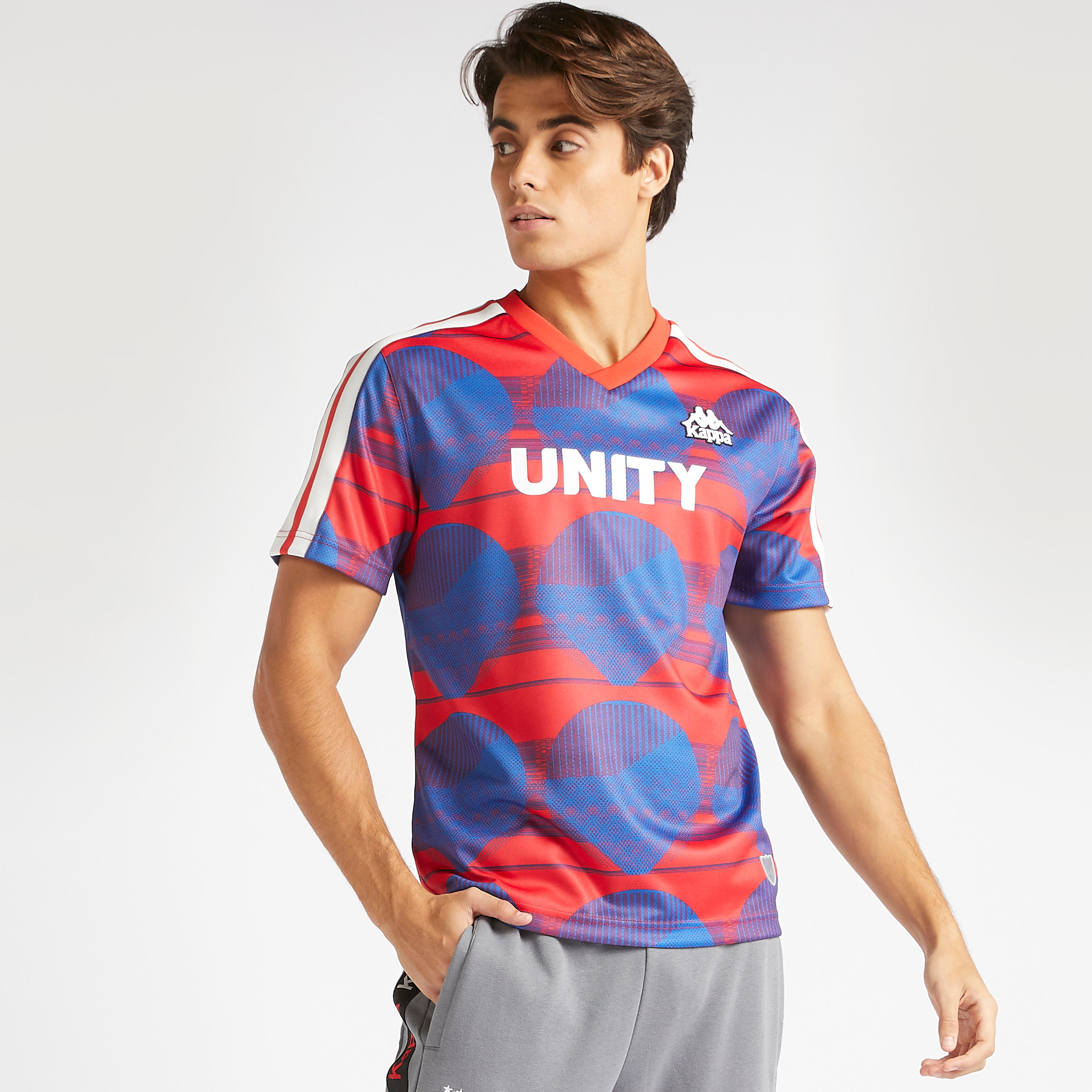 تيشيرت بياقة v وأكمام قصيرة وطبعات من كابا-men-clothing-sportswearandactivewear-tshirtsandpolos-image-1