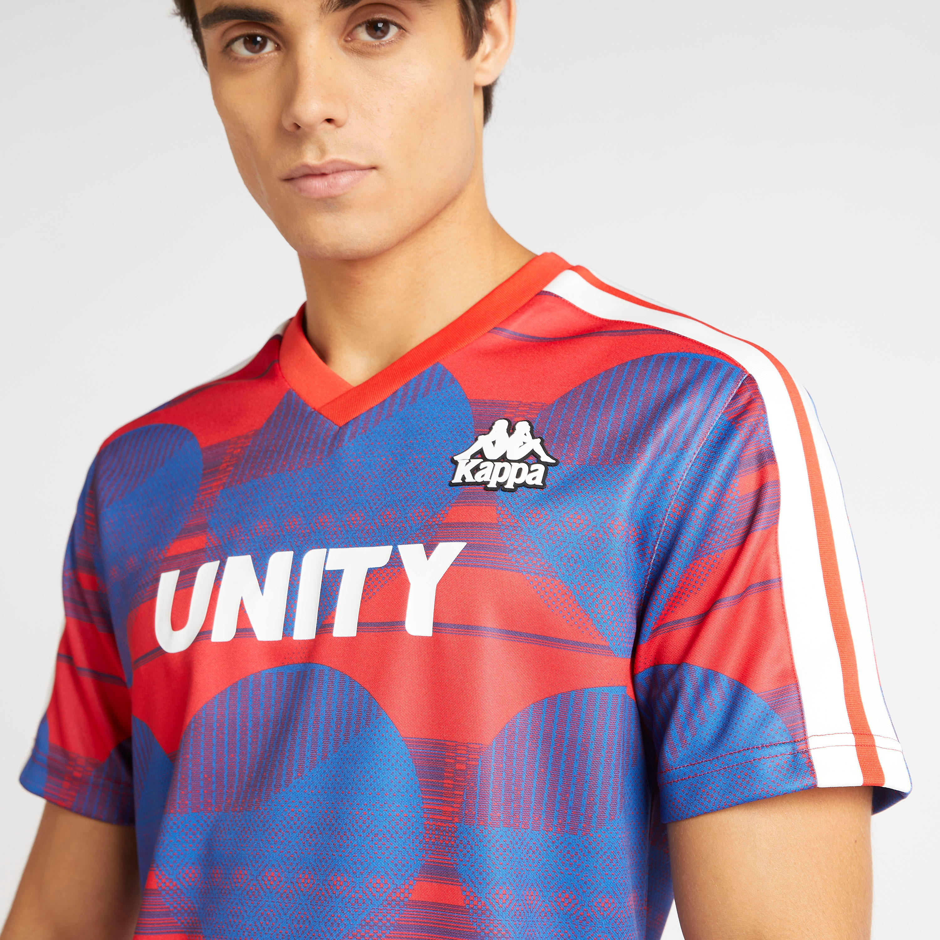 تيشيرت بياقة v وأكمام قصيرة وطبعات من كابا-men-clothing-sportswearandactivewear-tshirtsandpolos-image-3