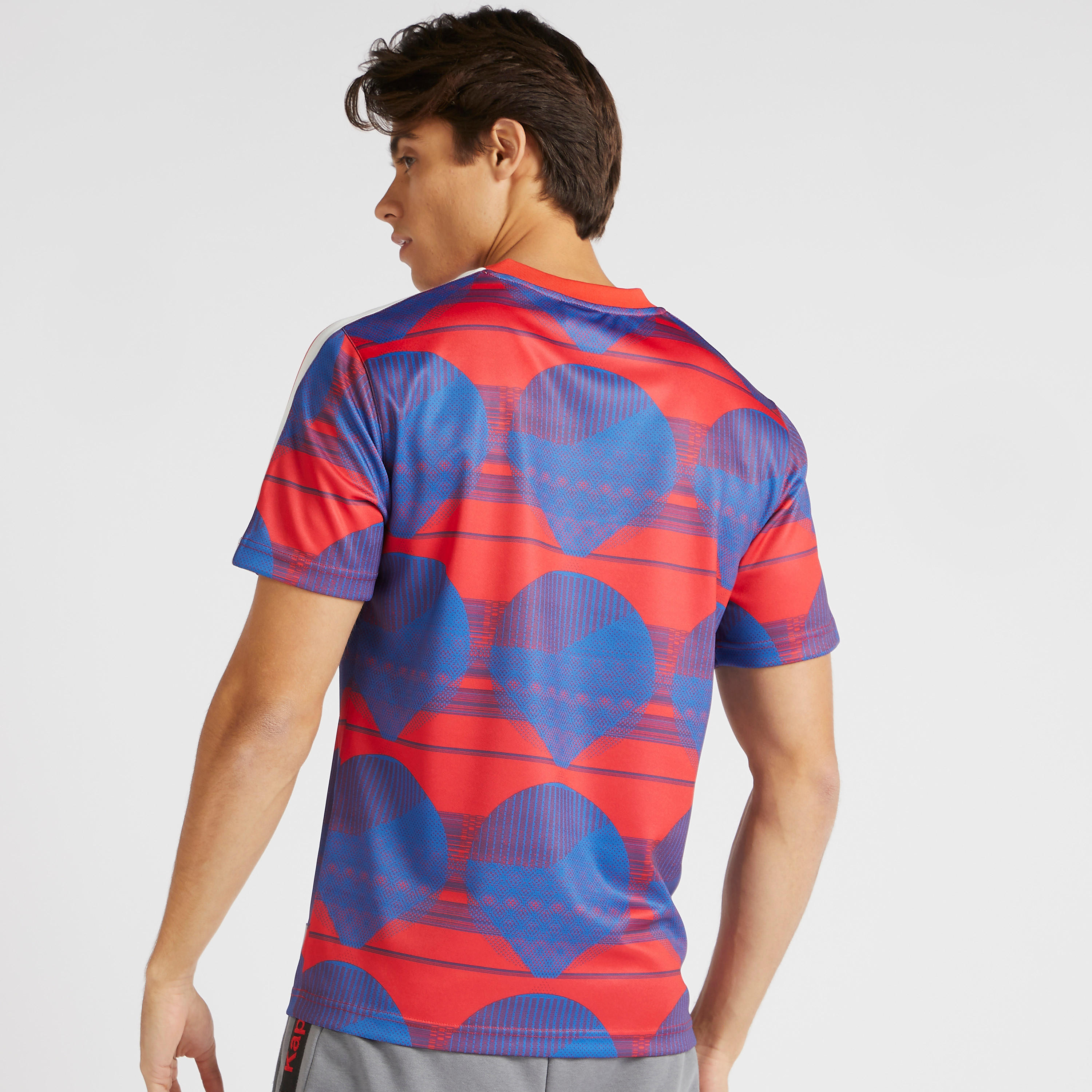 تيشيرت بياقة v وأكمام قصيرة وطبعات من كابا-men-clothing-sportswearandactivewear-tshirtsandpolos-image-4