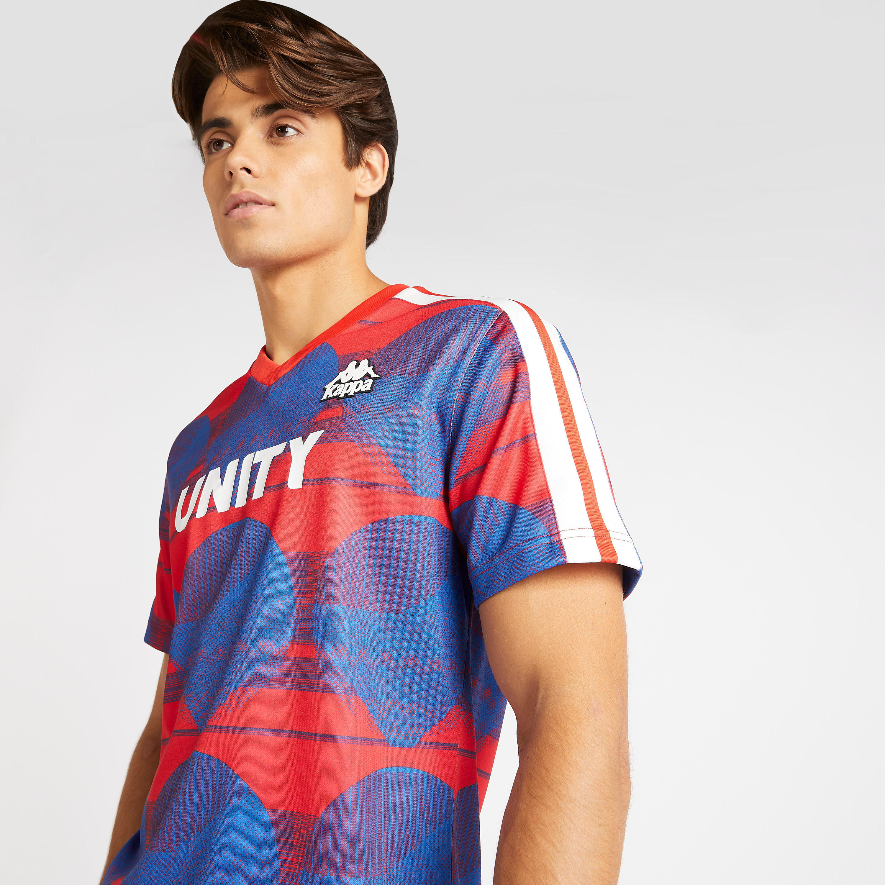 تيشيرت بياقة v وأكمام قصيرة وطبعات من كابا-men-clothing-sportswearandactivewear-tshirtsandpolos-image-5