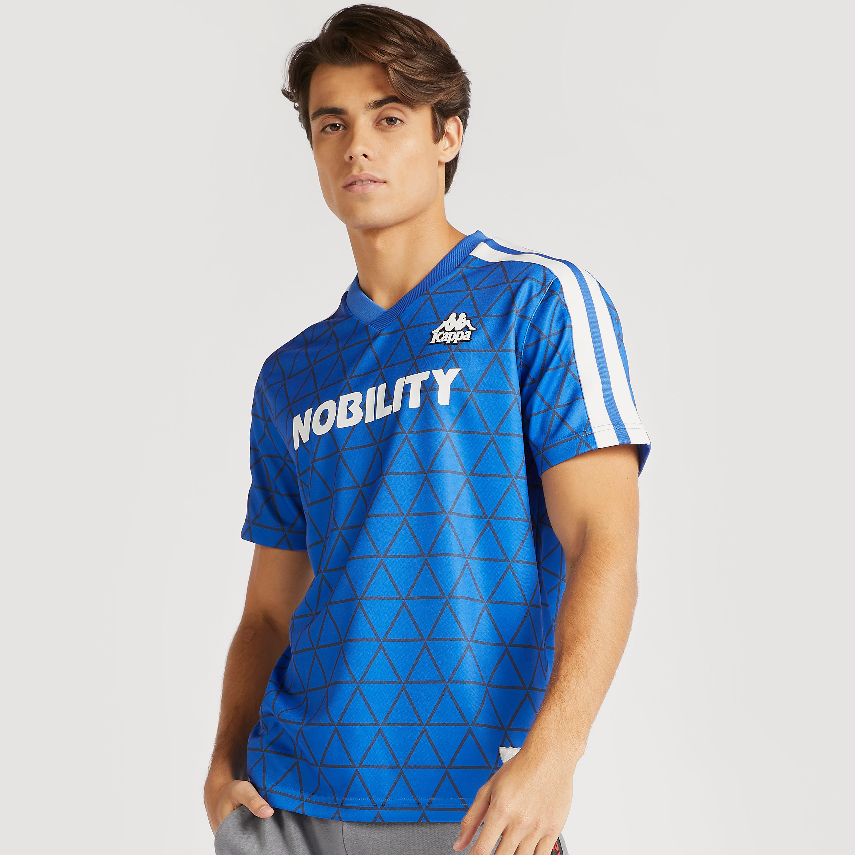 تيشيرت بياقة v وأكمام قصيرة وطبعات من كابا-men-clothing-sportswearandactivewear-tshirtsandpolos-image-1