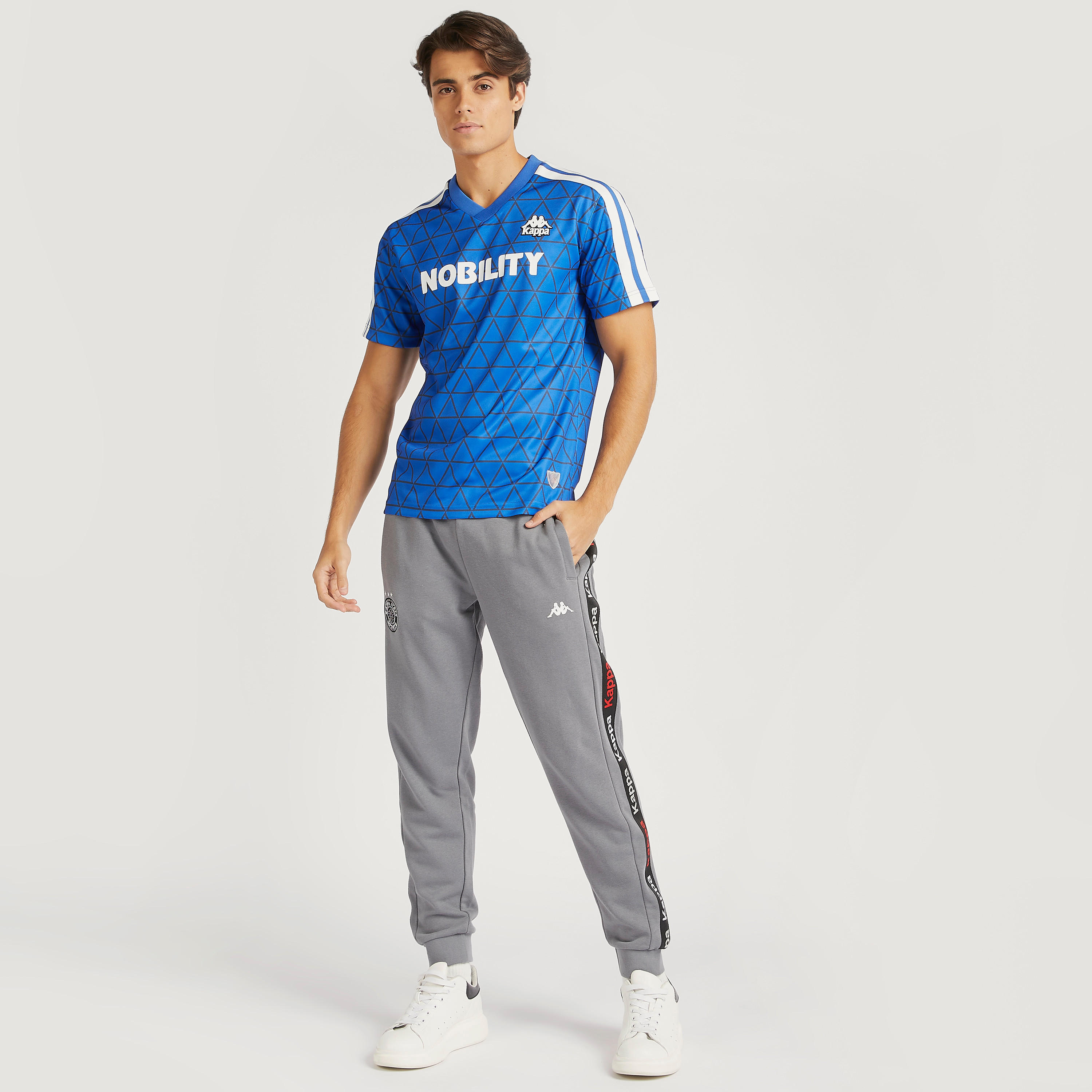 تيشيرت بياقة v وأكمام قصيرة وطبعات من كابا-men-clothing-sportswearandactivewear-tshirtsandpolos-image-2