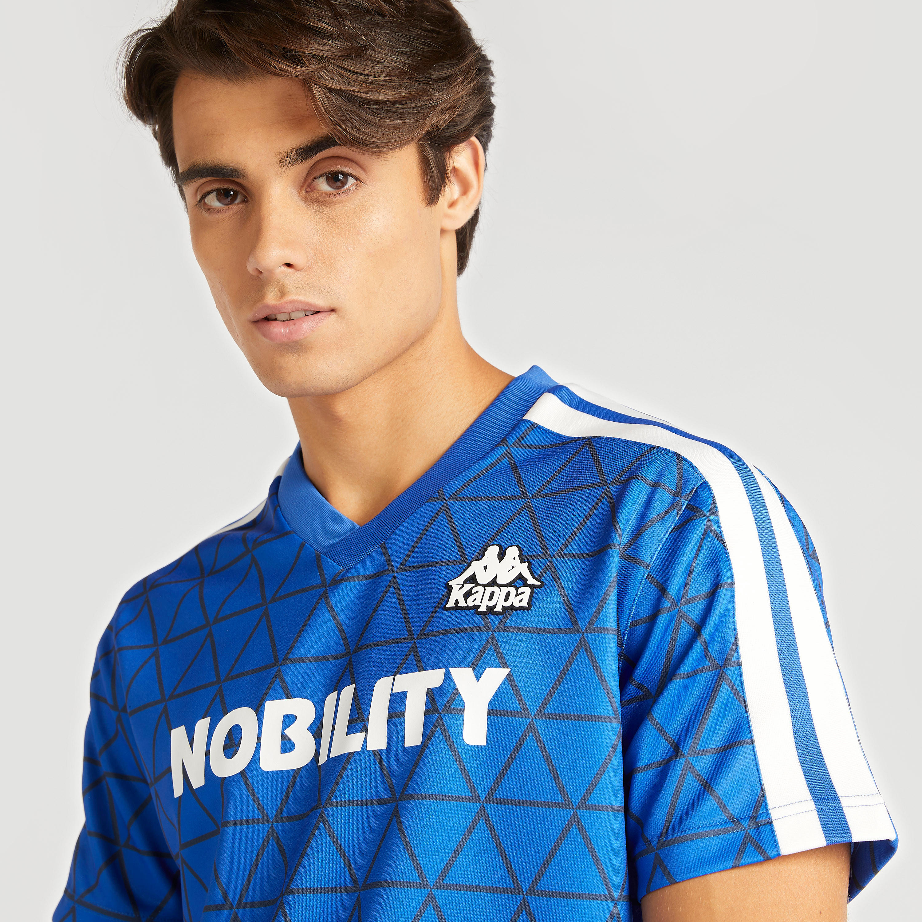 تيشيرت بياقة v وأكمام قصيرة وطبعات من كابا-men-clothing-sportswearandactivewear-tshirtsandpolos-image-3