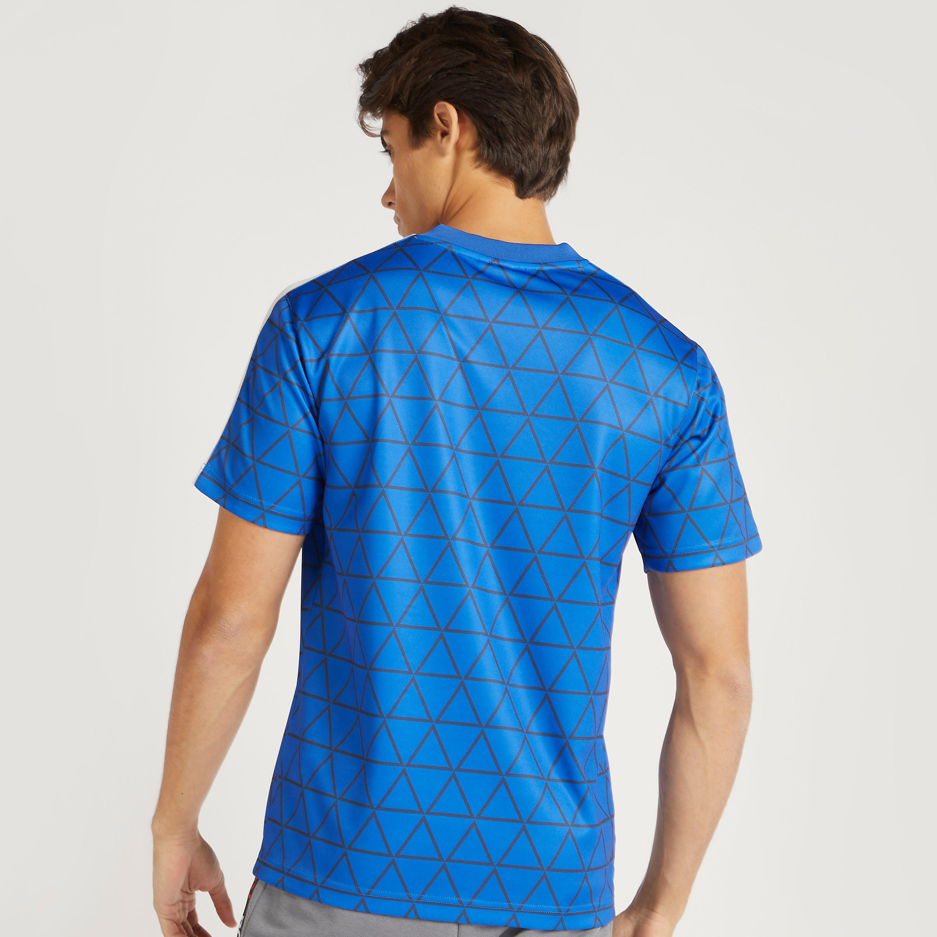 تيشيرت بياقة v وأكمام قصيرة وطبعات من كابا-men-clothing-sportswearandactivewear-tshirtsandpolos-image-4