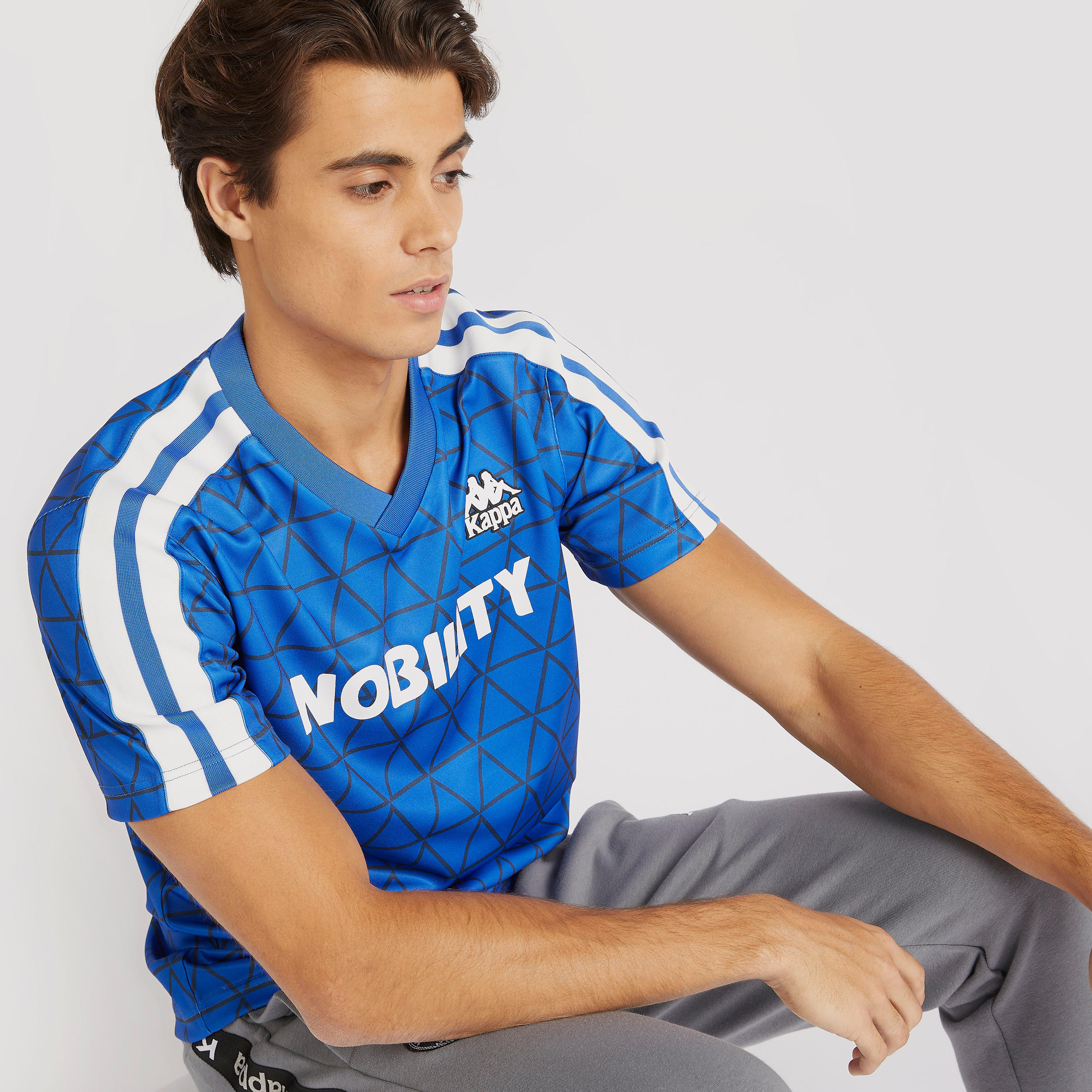 تيشيرت بياقة v وأكمام قصيرة وطبعات من كابا-men-clothing-sportswearandactivewear-tshirtsandpolos-image-5