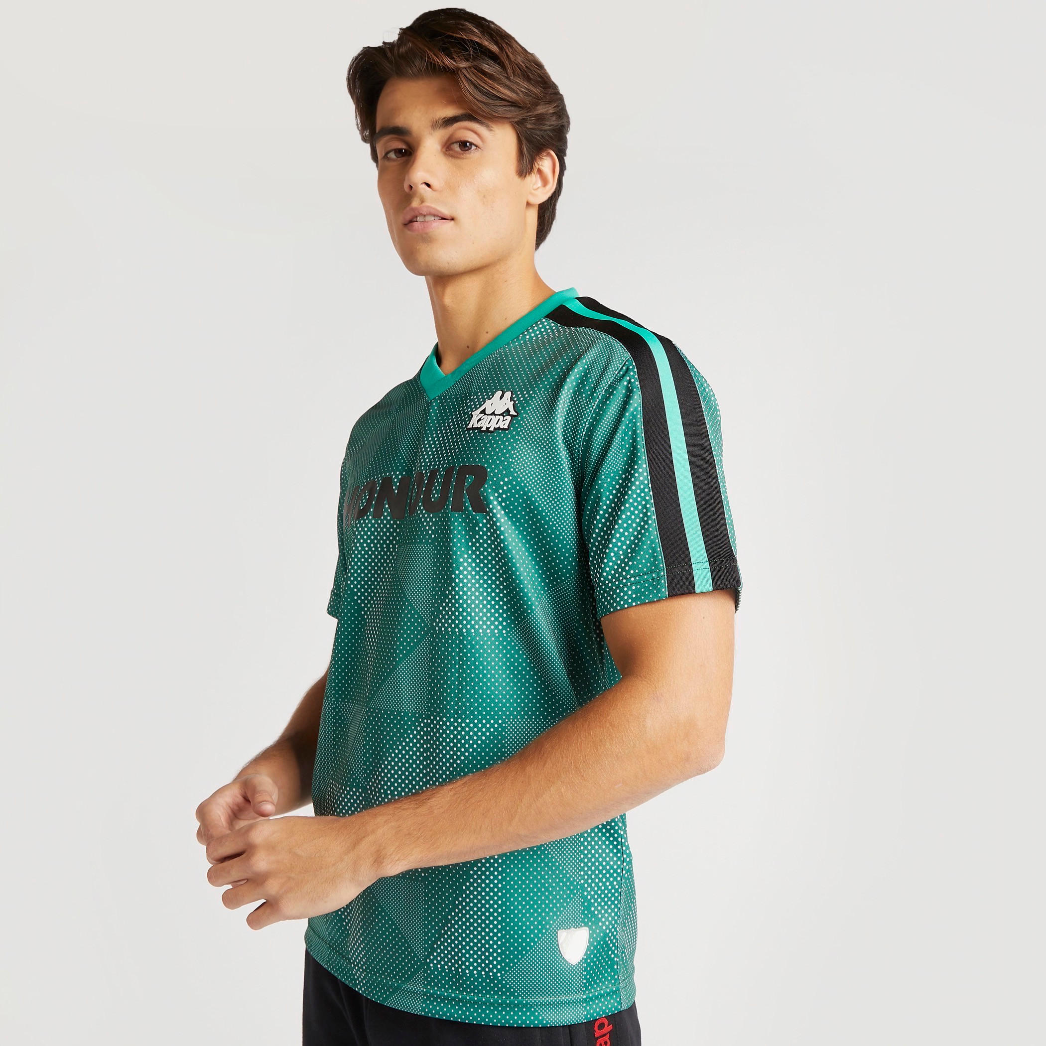 تيشيرت بياقة v وأكمام قصيرة وطبعات من كابا-men-clothing-sportswearandactivewear-tshirtsandpolos-image-1